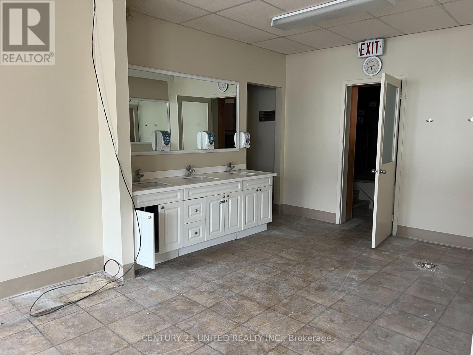 Upper - 200 Charlotte Street, Peterborough (Town Ward 3), Ontario  K9J 2T8 - Photo 5 - X4996156