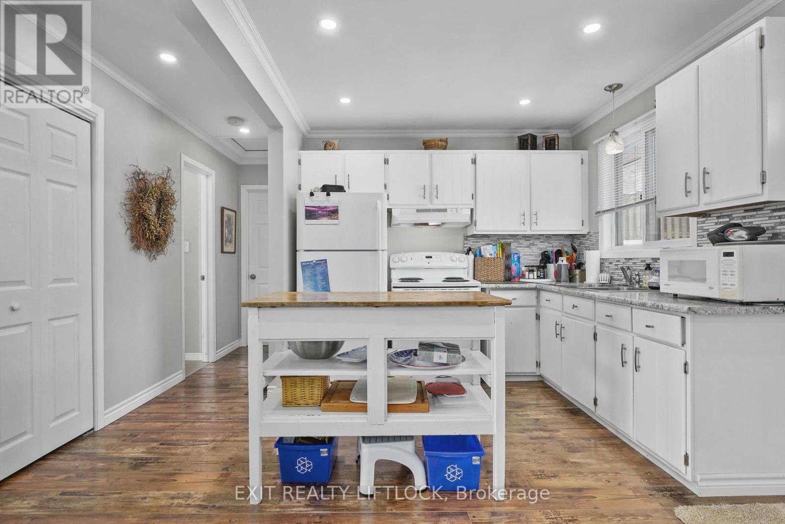 210 Antrim Street, Peterborough Central (North), Ontario  K9H 3G4 - Photo 17 - X12006773