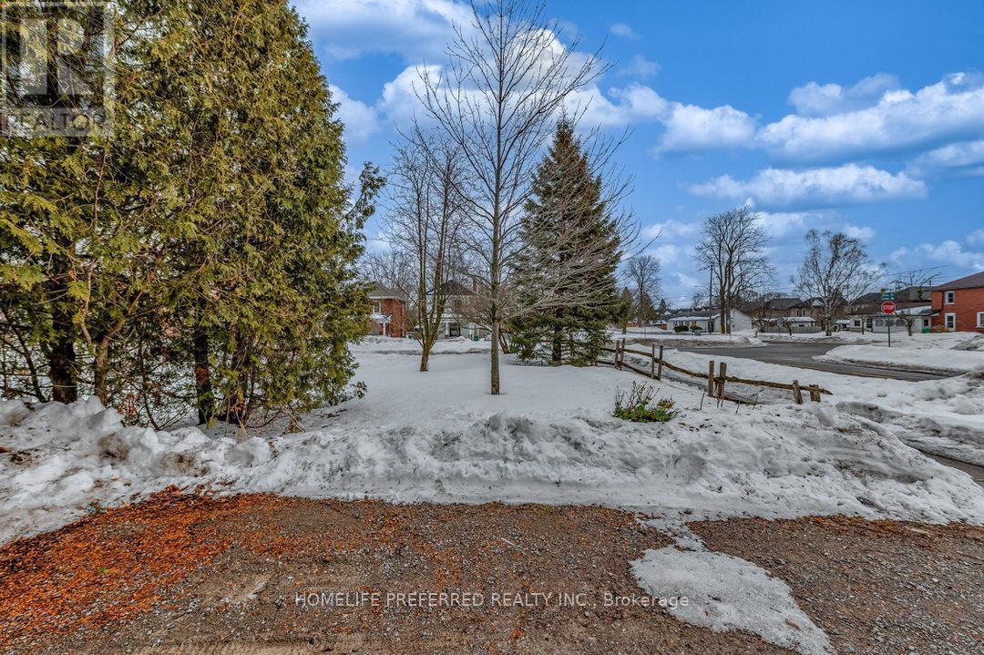 137 Lock Street, Peterborough Central (South), Ontario  K9J 2Y5 - Photo 6 - X12010648