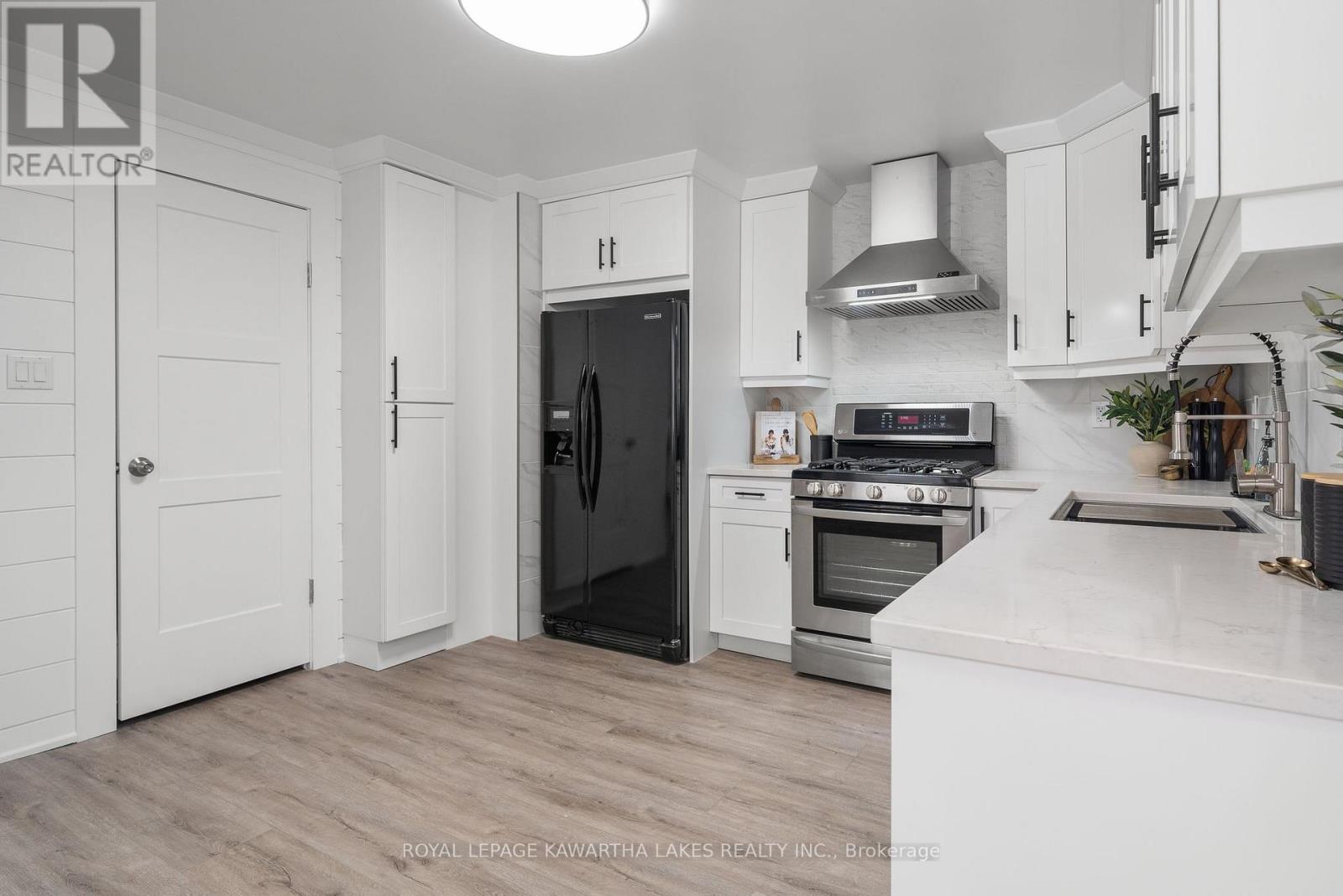18 Bond Street W, Kawartha Lakes (Lindsay), Ontario  K9V 3P6 - Photo 6 - X12026274