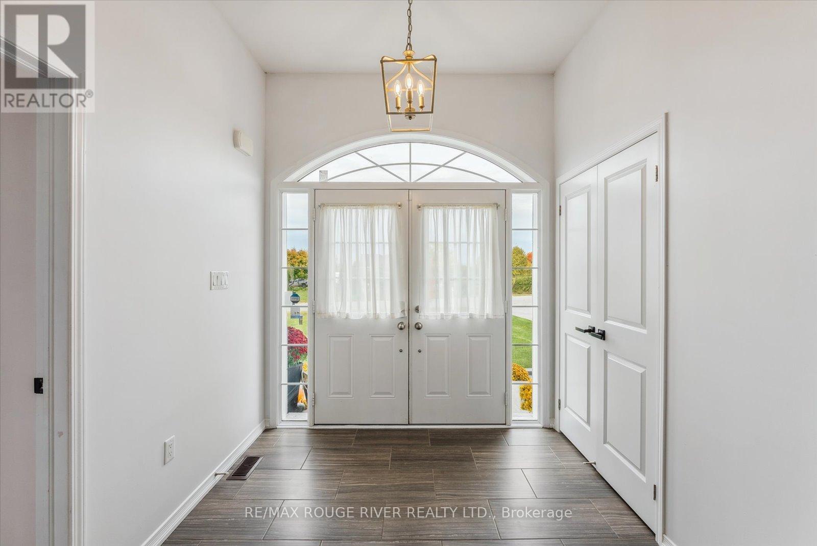 73 Songbird Crescent, Kawartha Lakes (Ops), Ontario  K9V 0A9 - Photo 2 - X12028325