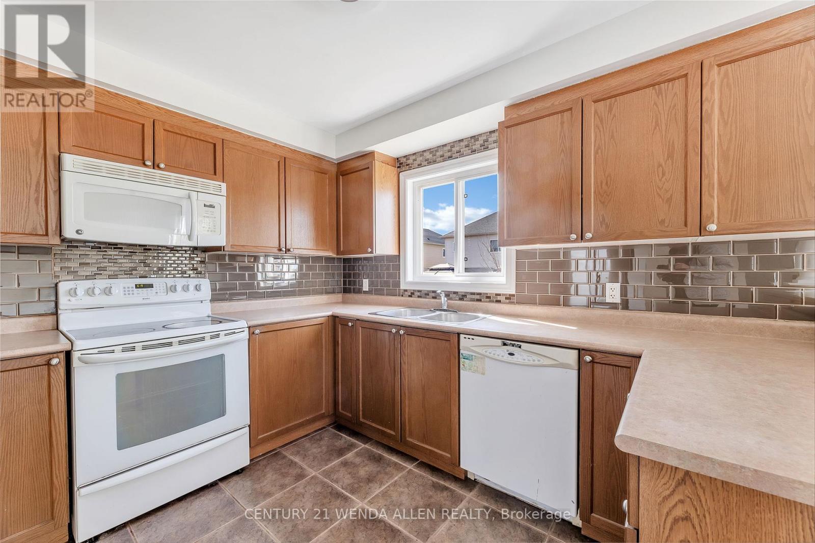 33 Gunsolus Road, Kawartha Lakes (Ops), Ontario  K9V 0E4 - Photo 12 - X12028524
