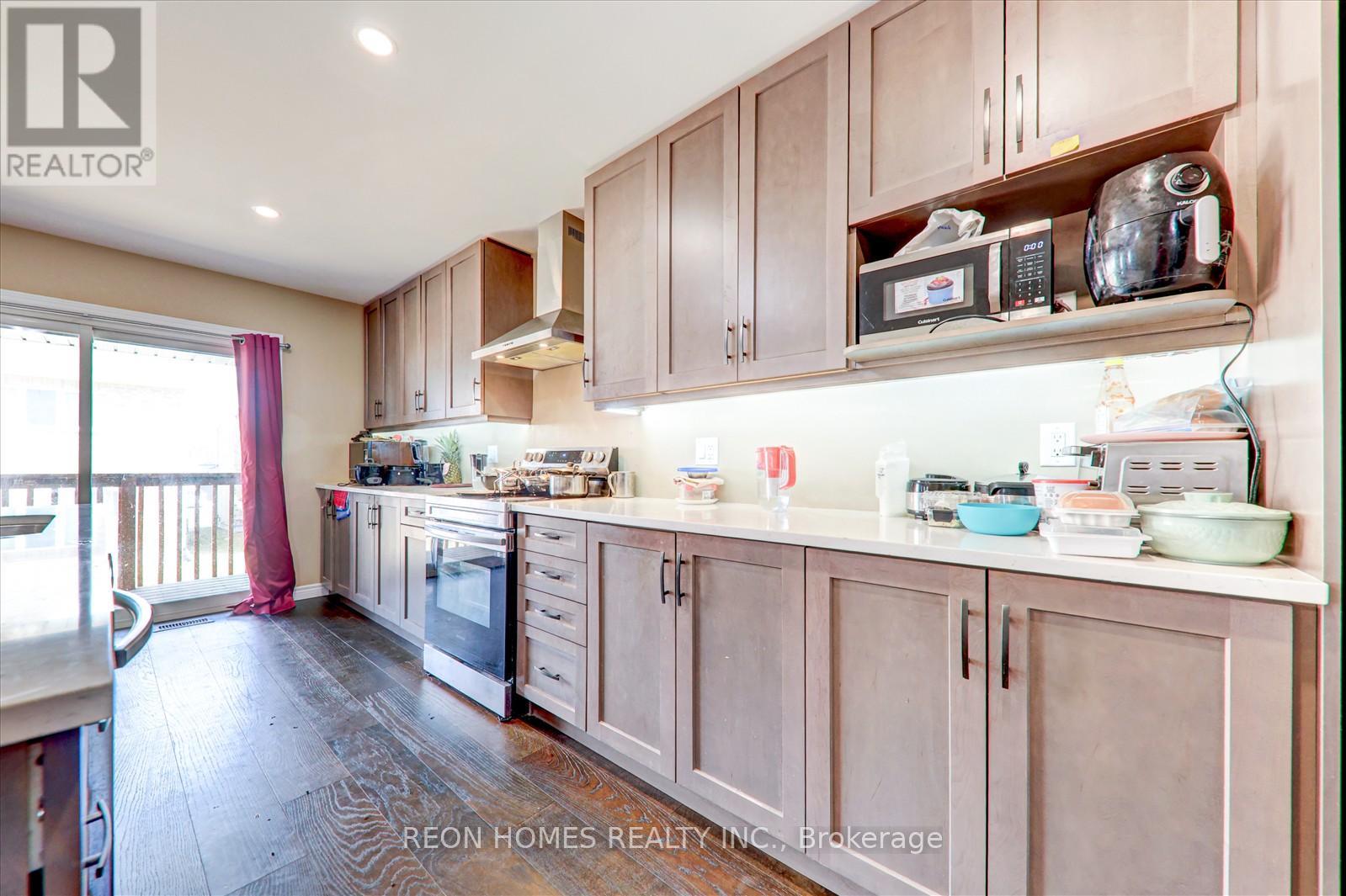 42 York Drive, Peterborough North (North), Ontario  K9H 5B9 - Photo 11 - X12029264