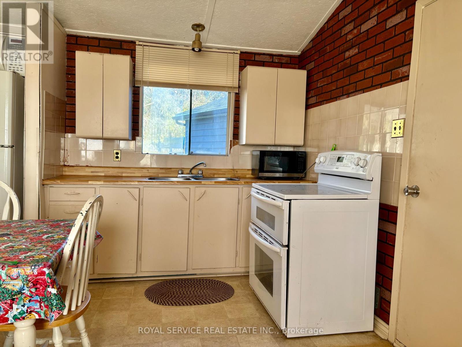 76 Paudash Street, Hiawatha First Nation, Ontario  K9J 0E6 - Photo 4 - X12035913