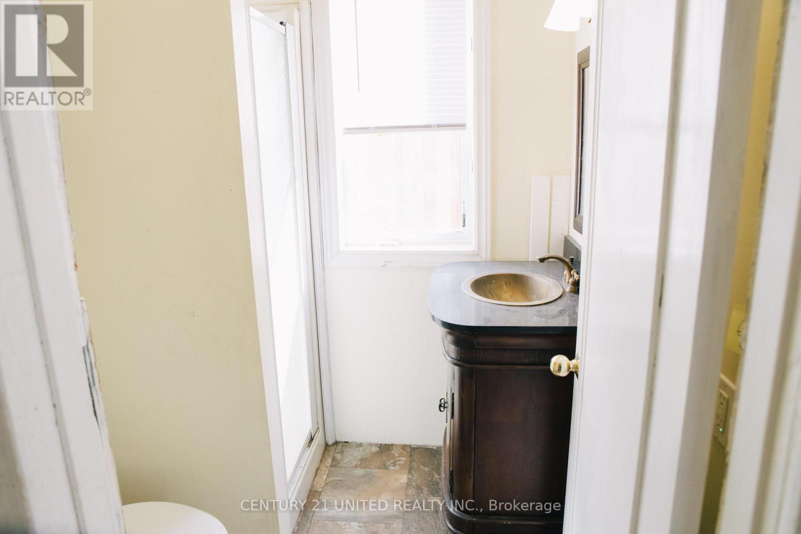 299 Sherbrooke Street, Peterborough Central (North), Ontario  K9J 2N7 - Photo 10 - X12038780