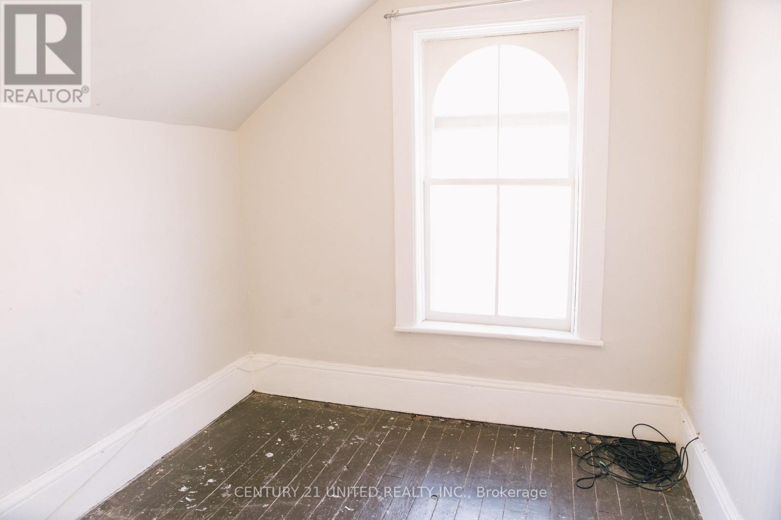 299 Sherbrooke Street, Peterborough Central (North), Ontario  K9J 2N7 - Photo 18 - X12038780