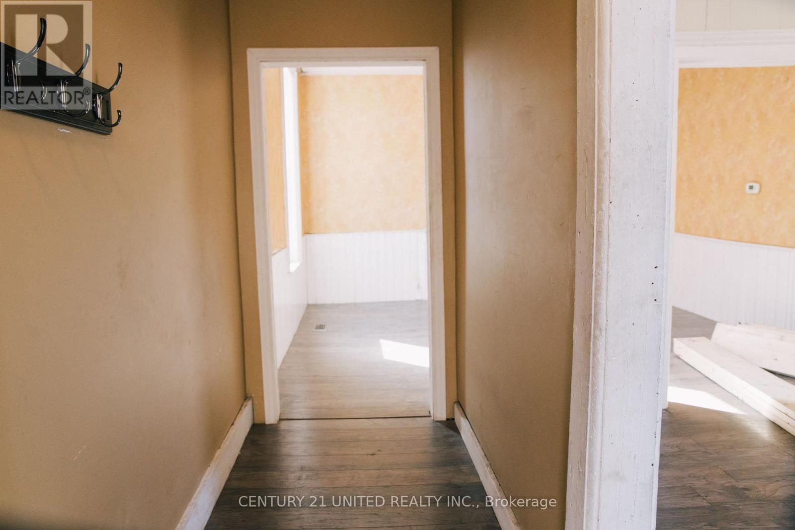 299 Sherbrooke Street, Peterborough Central (North), Ontario  K9J 2N7 - Photo 2 - X12038780