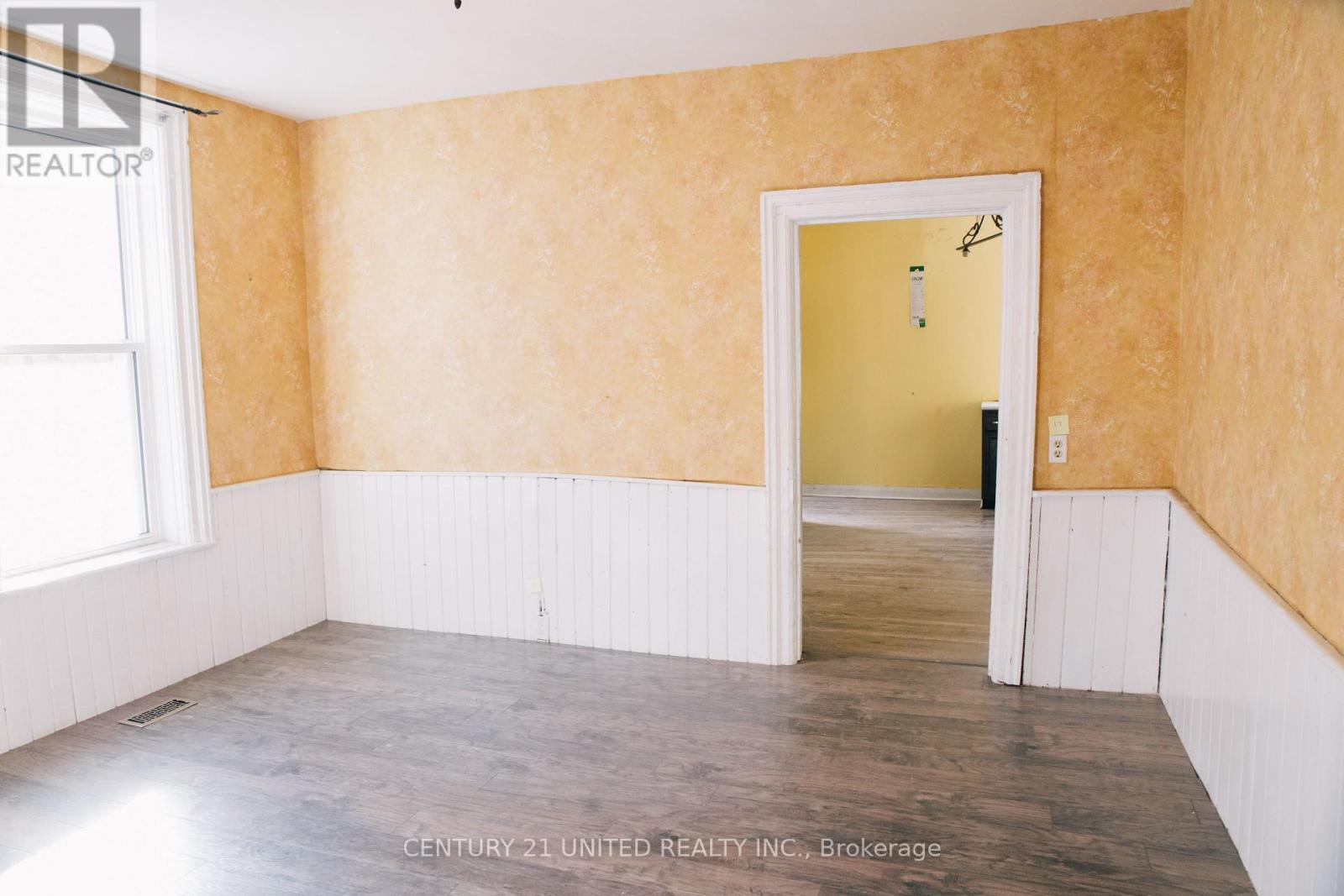 299 Sherbrooke Street, Peterborough Central (North), Ontario  K9J 2N7 - Photo 5 - X12038780