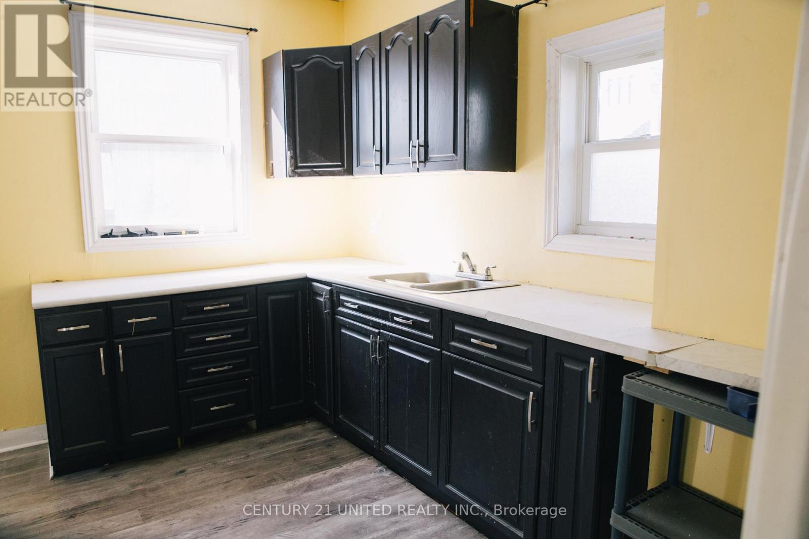 299 Sherbrooke Street, Peterborough Central (North), Ontario  K9J 2N7 - Photo 6 - X12038780
