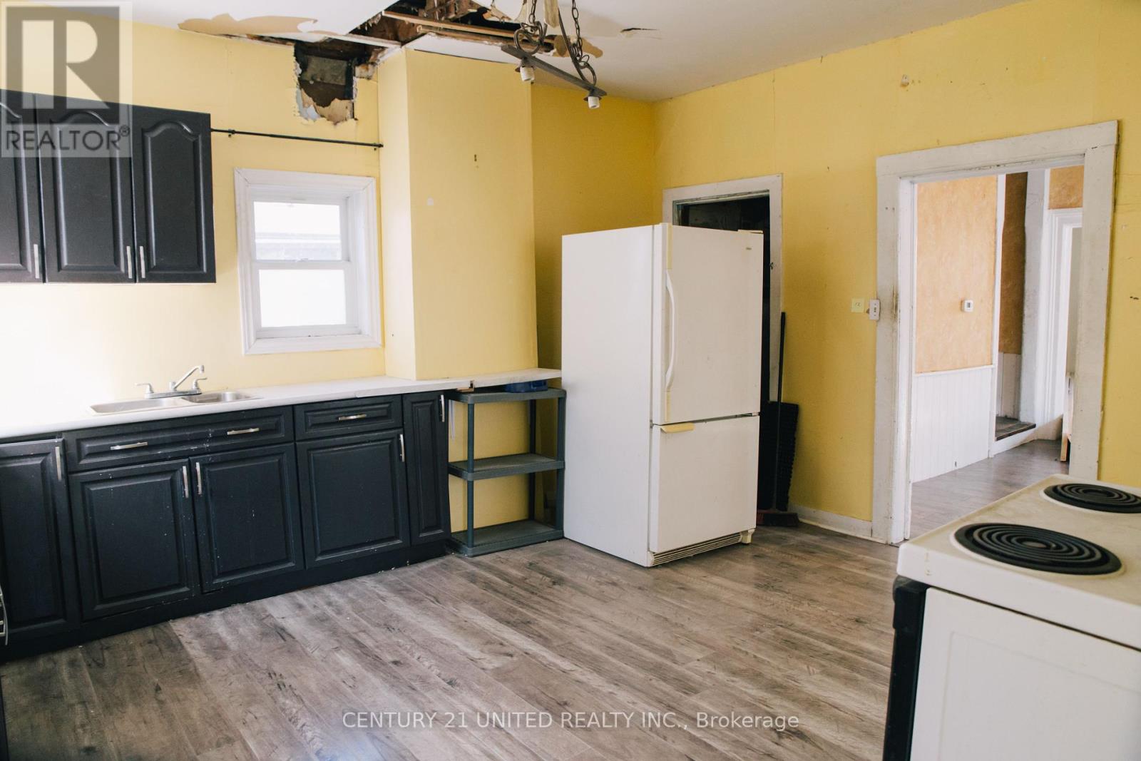 299 Sherbrooke Street, Peterborough Central (North), Ontario  K9J 2N7 - Photo 7 - X12038780