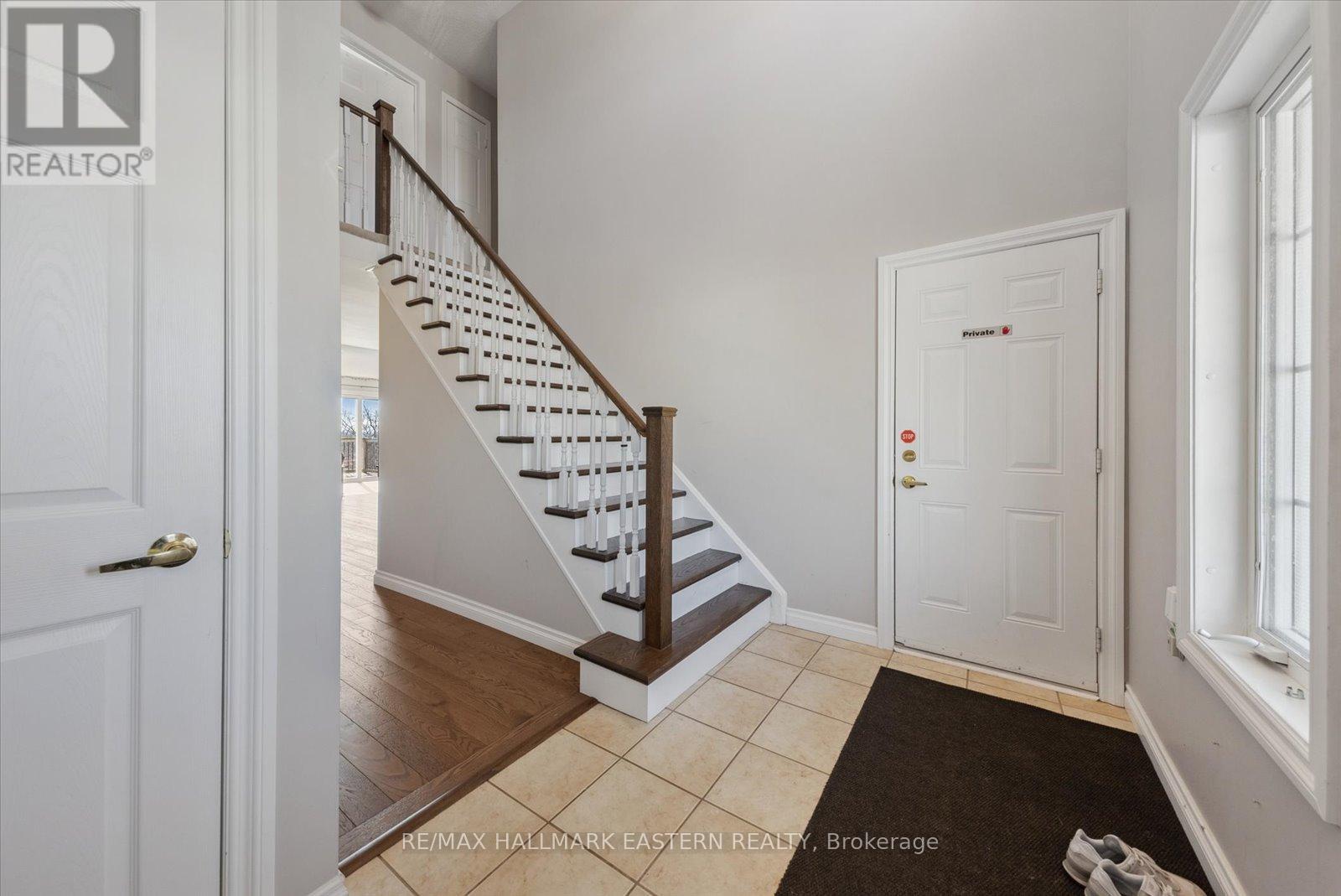 257 Tobin Court, Peterborough North (North), Ontario  K9H 7S7 - Photo 4 - X12040018
