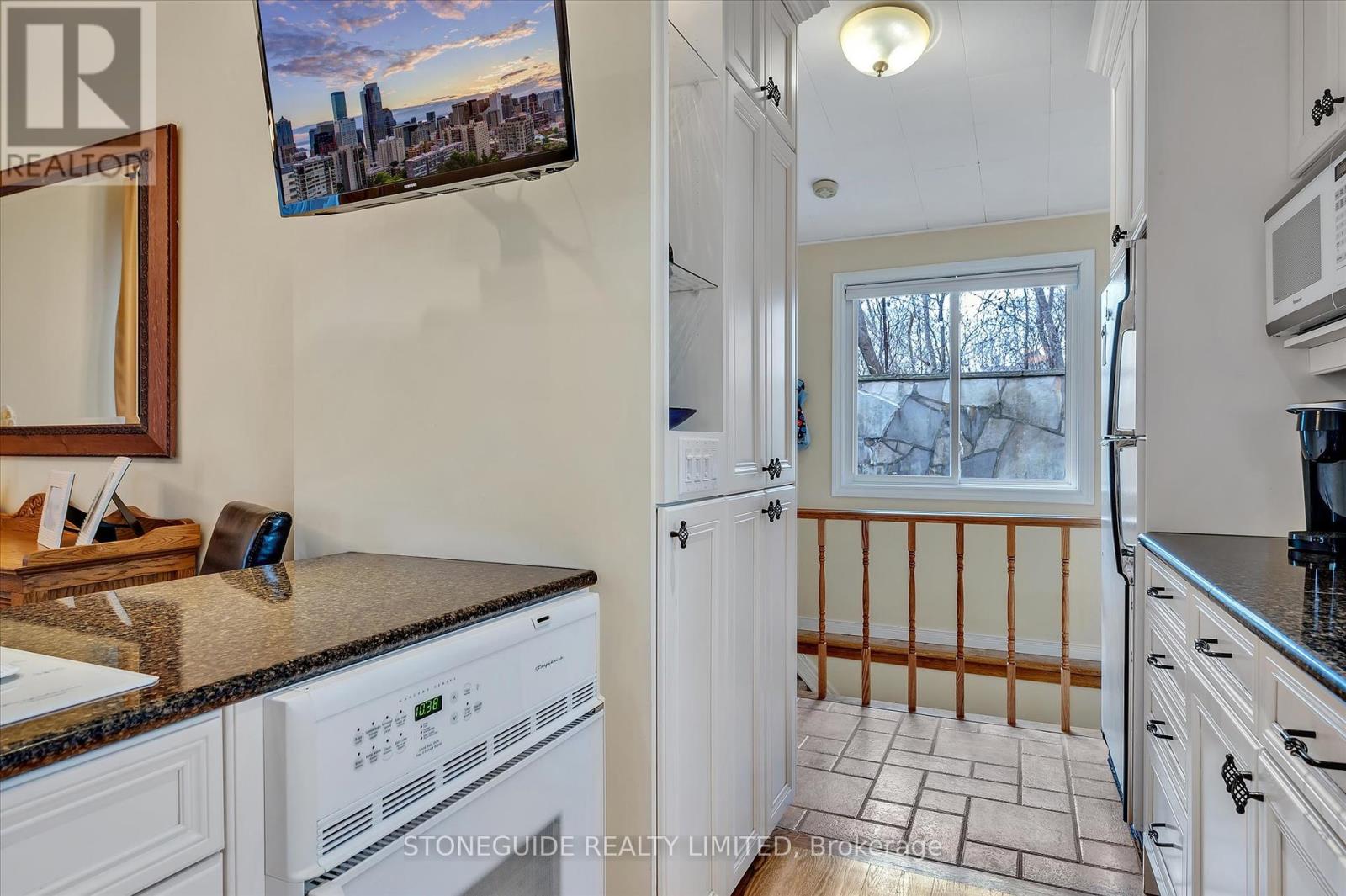 165 Edinburgh Street, Peterborough Central (North), Ontario  K9H 3E3 - Photo 11 - X12040062