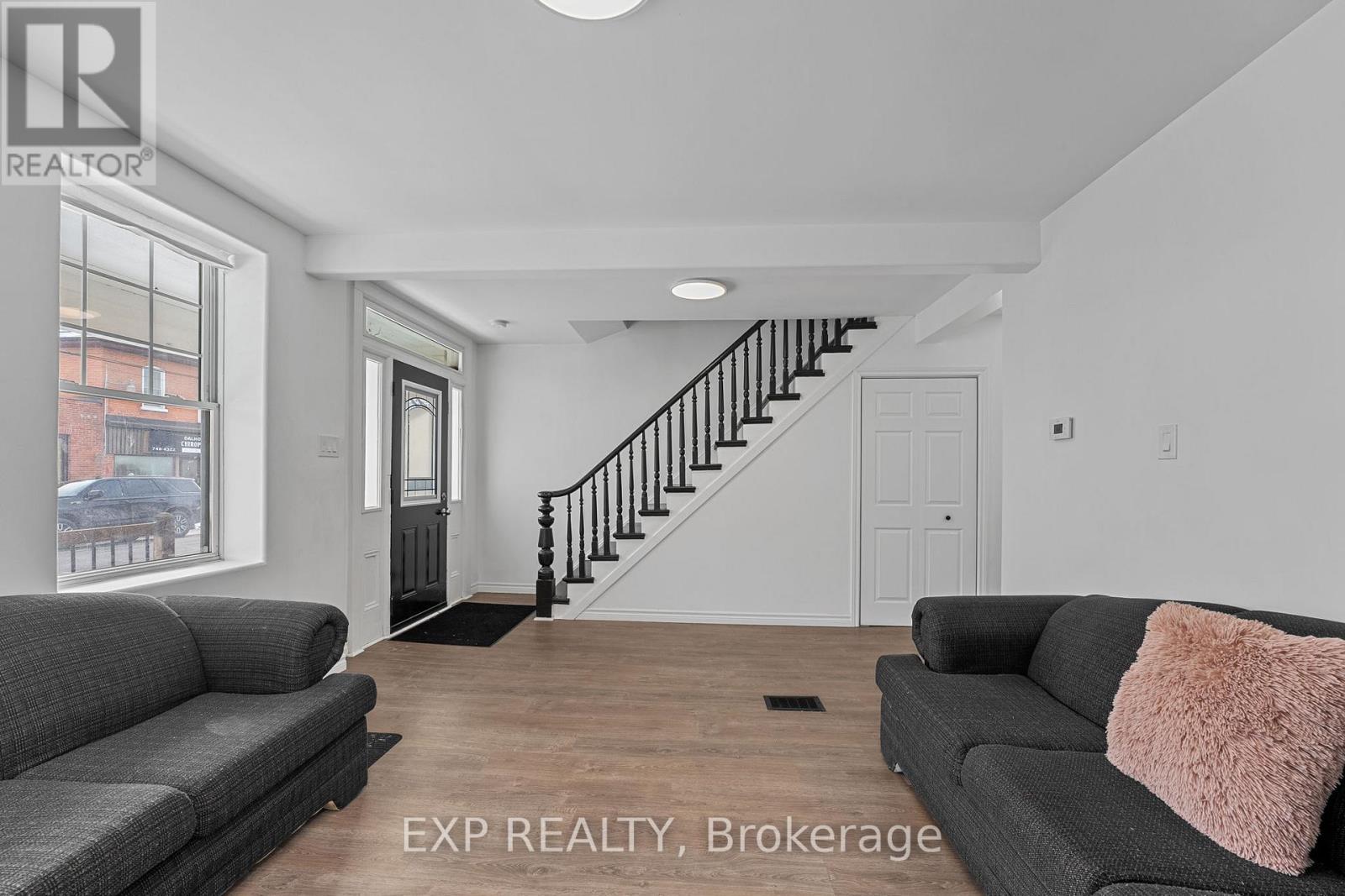 209 Rubidge Street, Peterborough Central (South), Ontario  K9J 3N9 - Photo 4 - X12045466
