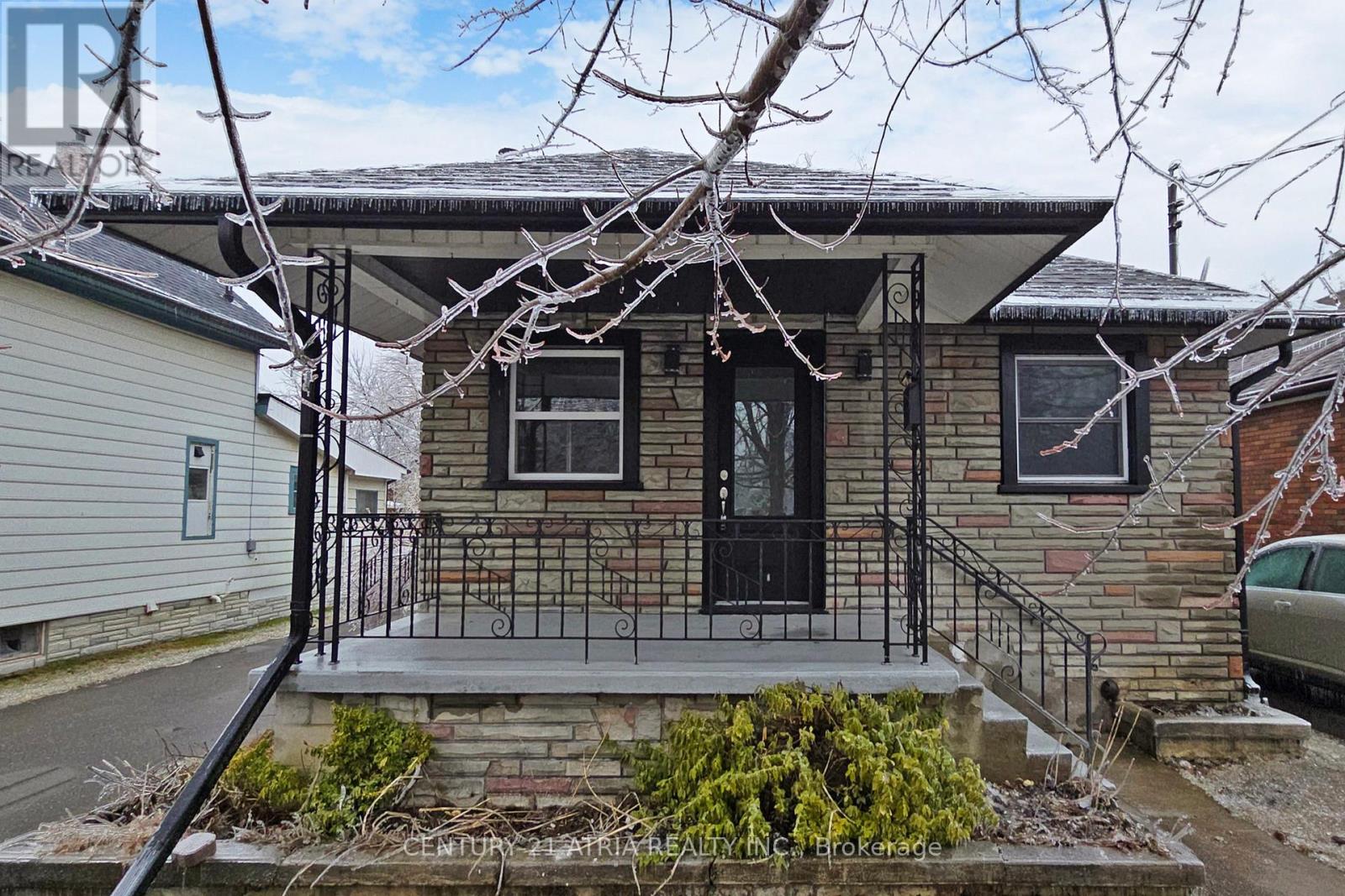 737 Lock Street, Peterborough South (West), Ontario  K9J 1W4 - Photo 1 - X12051929