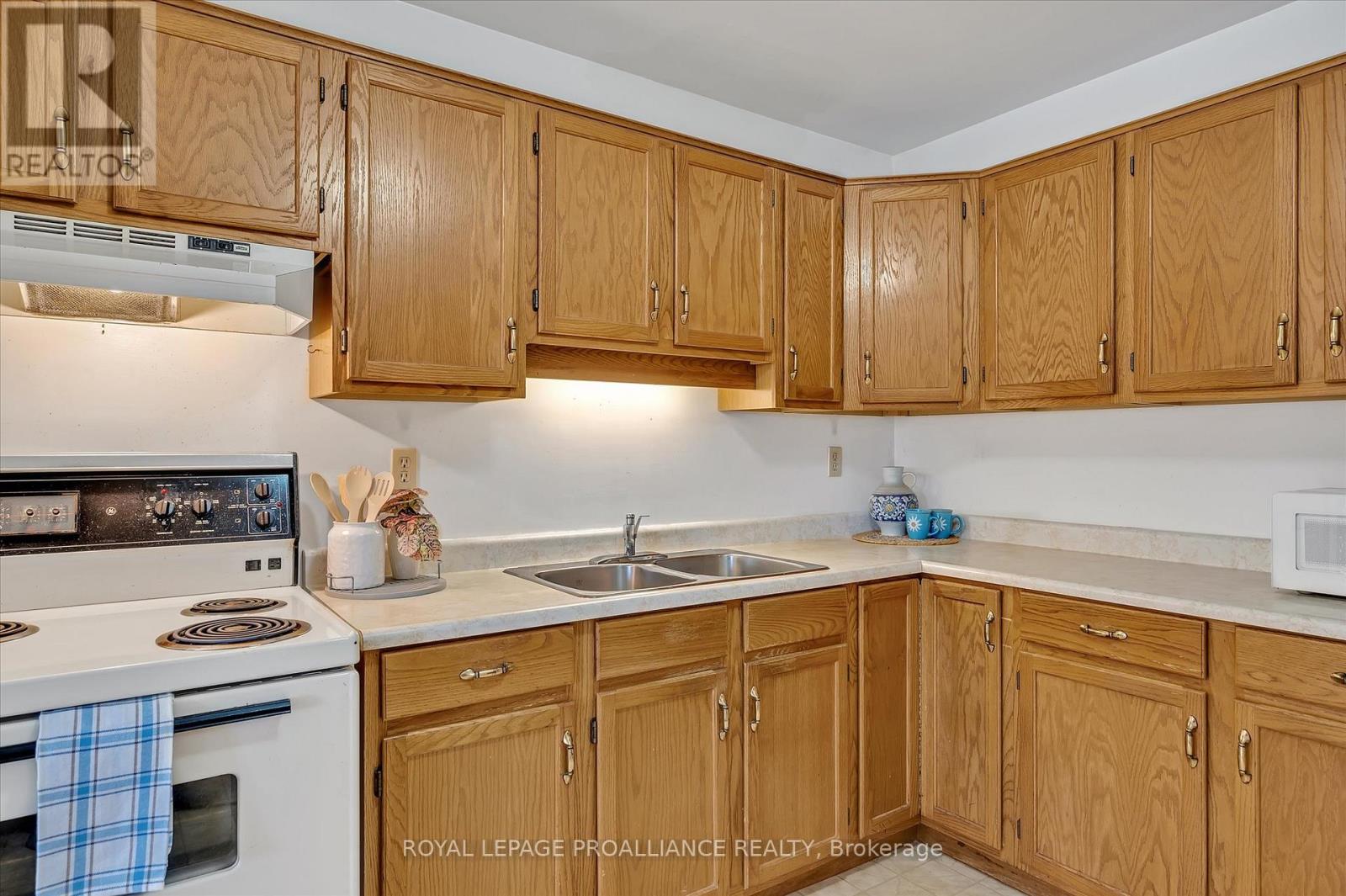 106 - 914 Ford Street, Peterborough Central (South), Ontario  K9J 5V3 - Photo 7 - X12053243