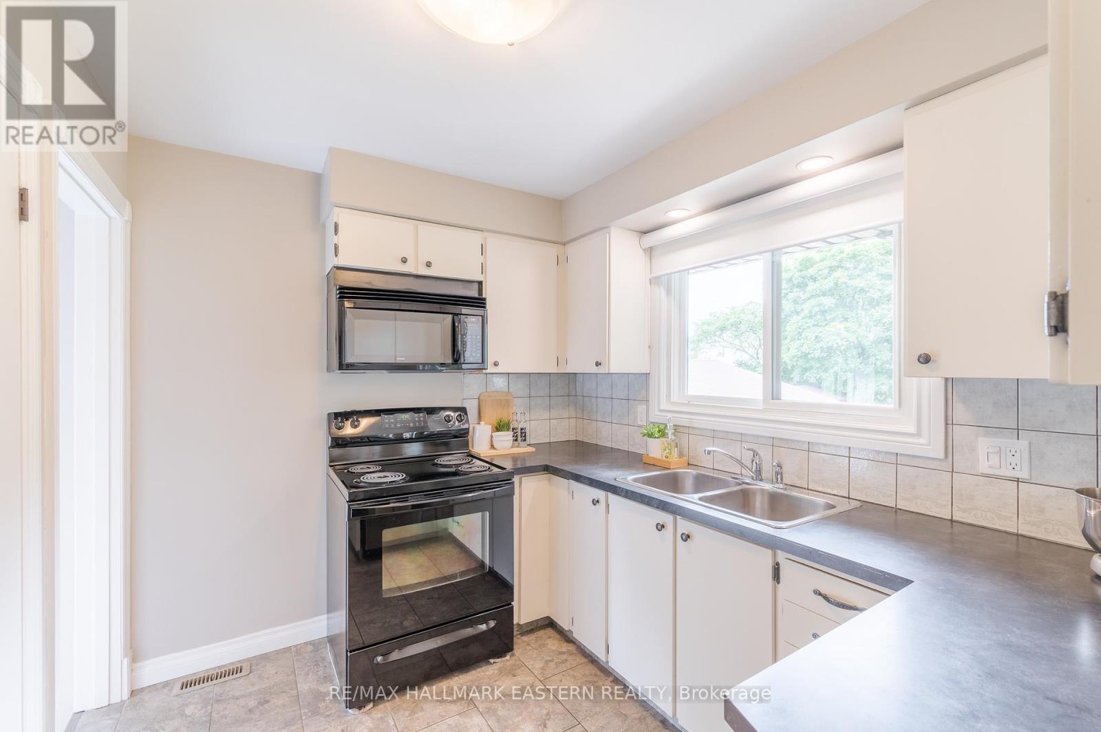 815 Stewart Drive, Peterborough South (East), Ontario  K9J 7R3 - Photo 7 - X12056595