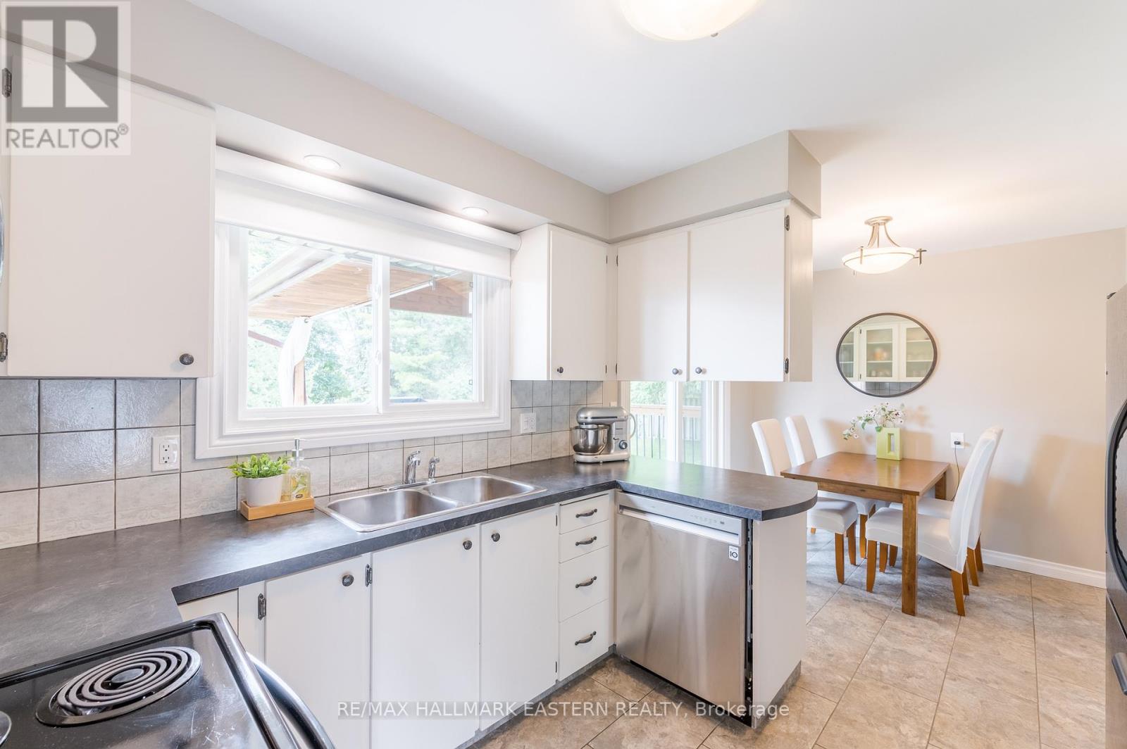 815 Stewart Drive, Peterborough South (East), Ontario  K9J 7R3 - Photo 8 - X12056595