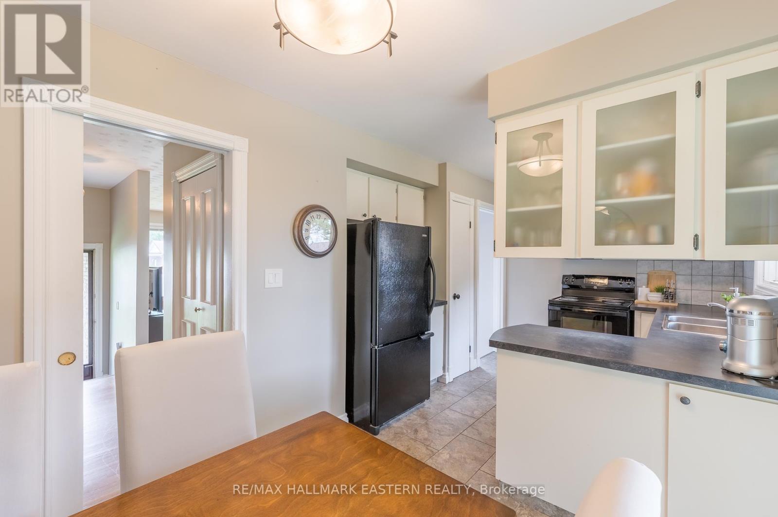 815 Stewart Drive, Peterborough South (East), Ontario  K9J 7R3 - Photo 9 - X12056595