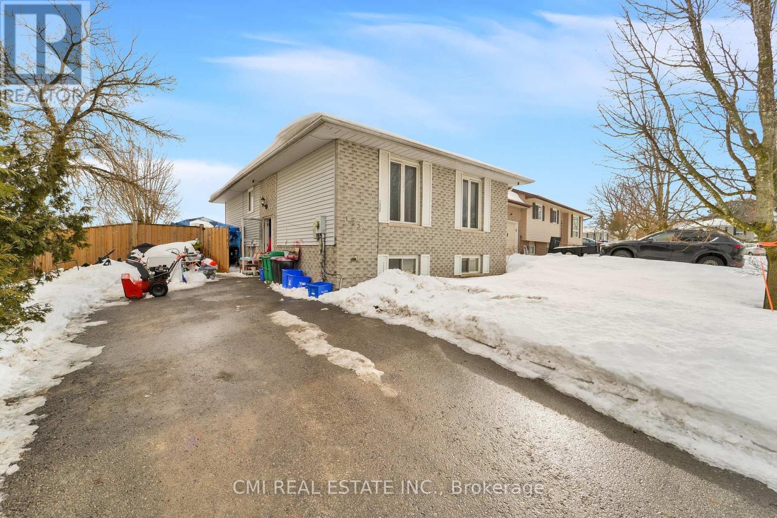 1337 Tudor Crescent, Peterborough East (South), Ontario  K9L 1X1 - Photo 2 - X12063857