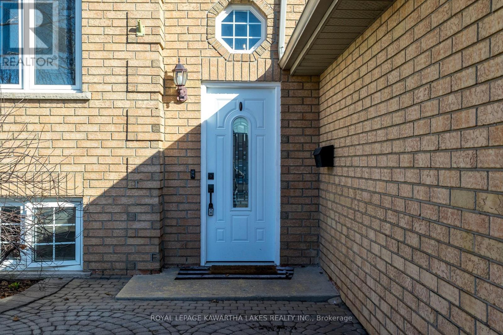 48 Mcgibbon Boulevard, Kawartha Lakes (Lindsay), Ontario  K9V 6G4 - Photo 4 - X12065516