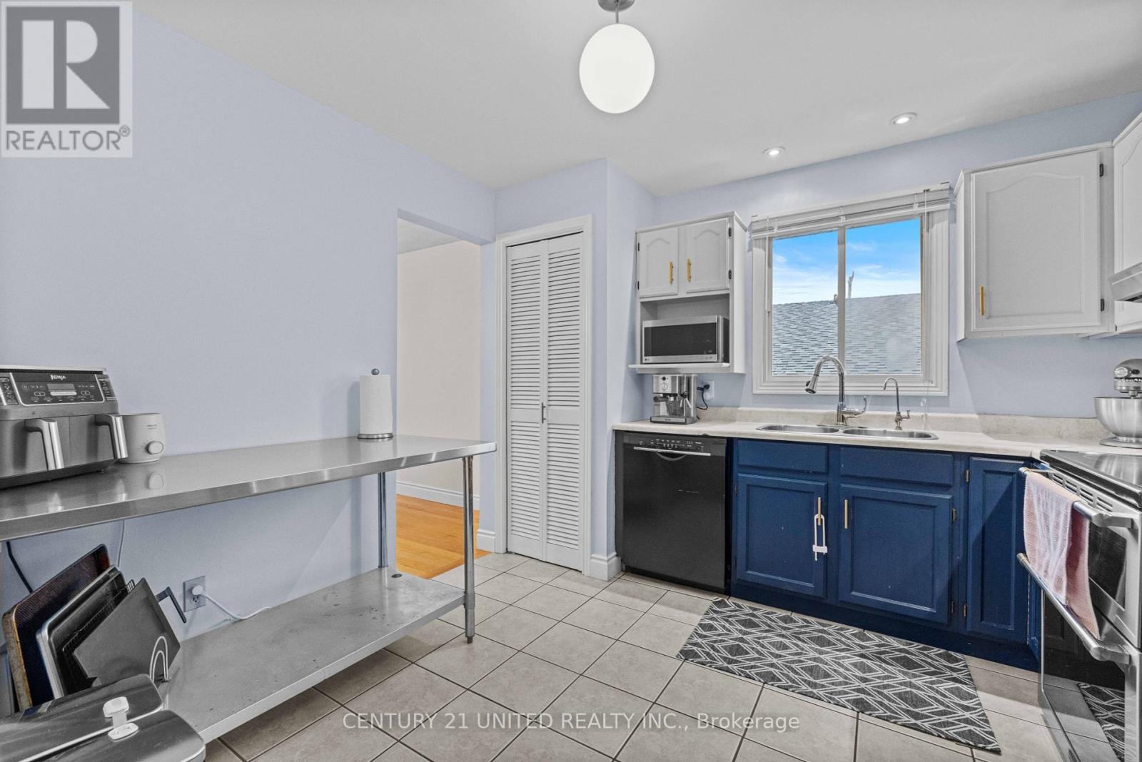 1173 Normandy Street, Peterborough North (North), Ontario  K9H 7L9 - Photo 6 - X12065822