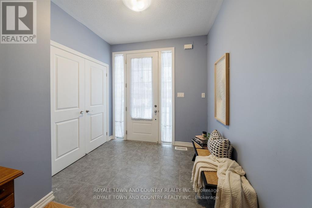 14 Hennessey Crescent, Kawartha Lakes (Lindsay), Ontario  K9V 0P2 - Photo 4 - X12066431