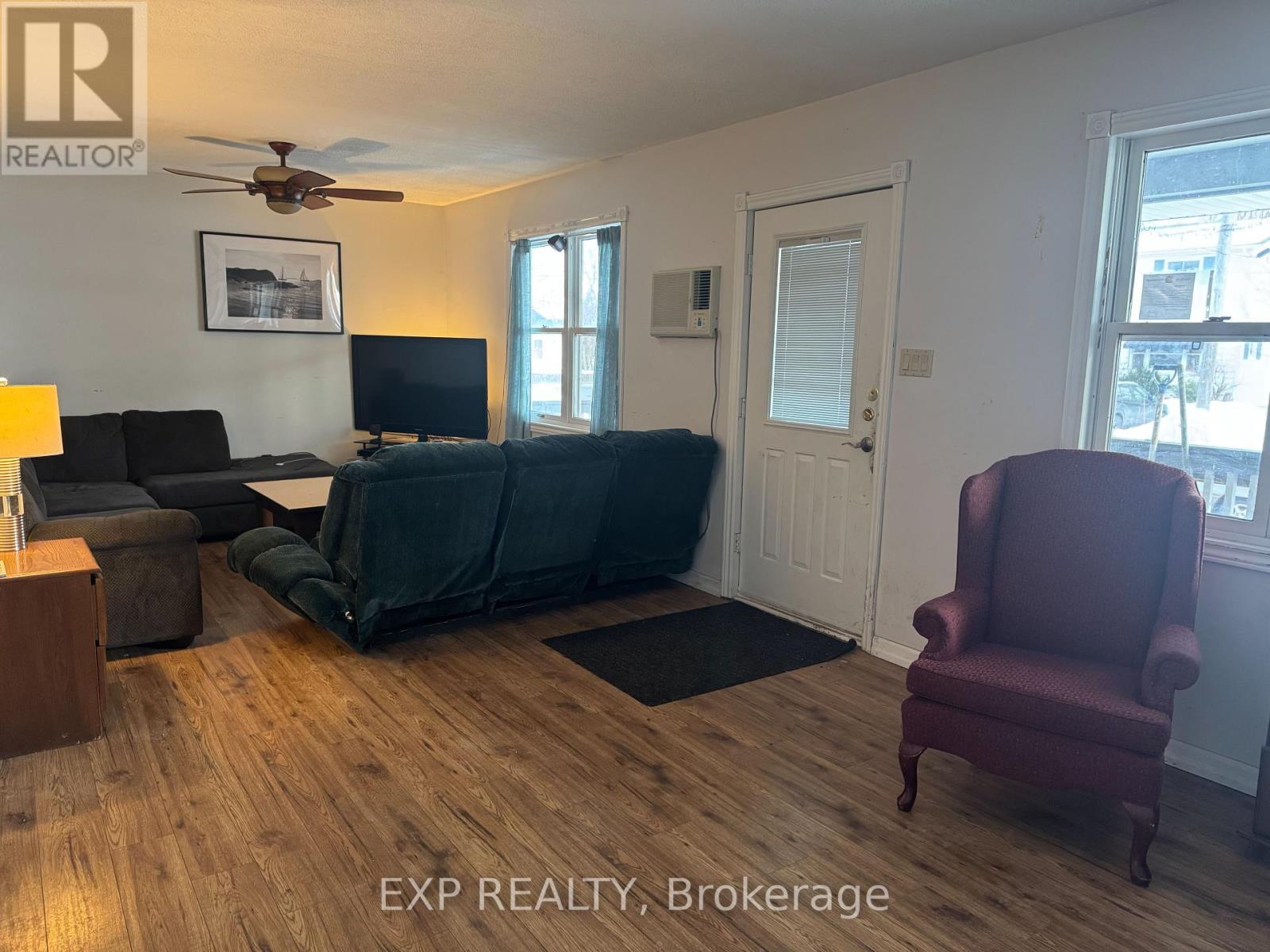 612 Romaine Street, Peterborough Central (South), Ontario  K9J 2E4 - Photo 2 - X12068255