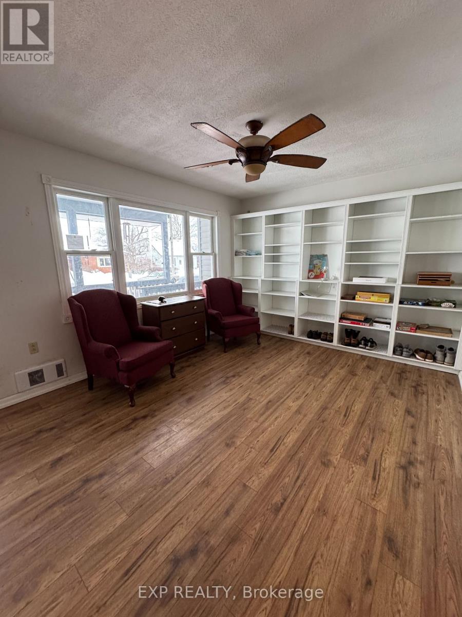 612 Romaine Street, Peterborough Central (South), Ontario  K9J 2E4 - Photo 3 - X12068255