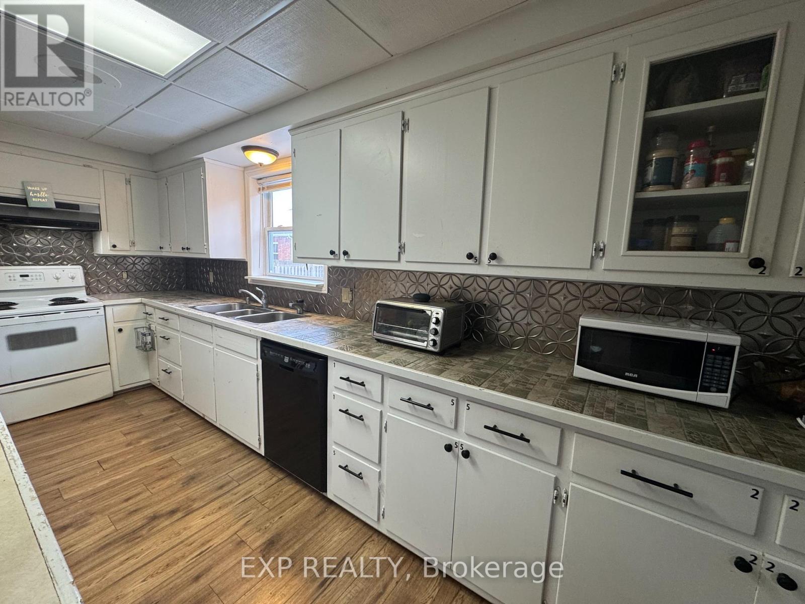 612 Romaine Street, Peterborough Central (South), Ontario  K9J 2E4 - Photo 5 - X12068255
