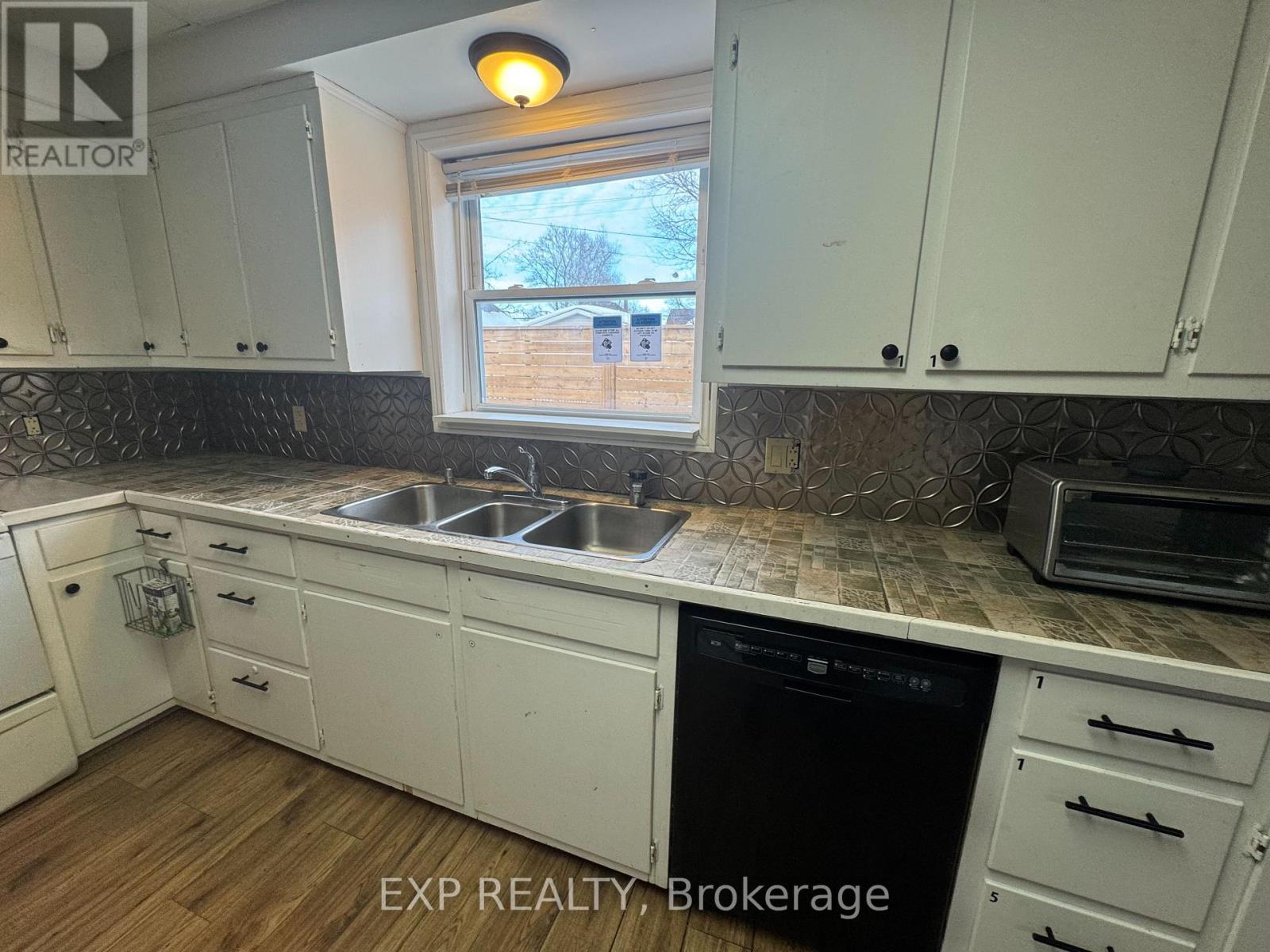 612 Romaine Street, Peterborough Central (South), Ontario  K9J 2E4 - Photo 6 - X12068255