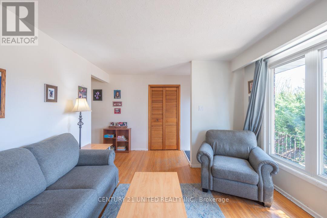 230 Collison Avenue, Peterborough South (East), Ontario  K9J 1A6 - Photo 5 - X12068683