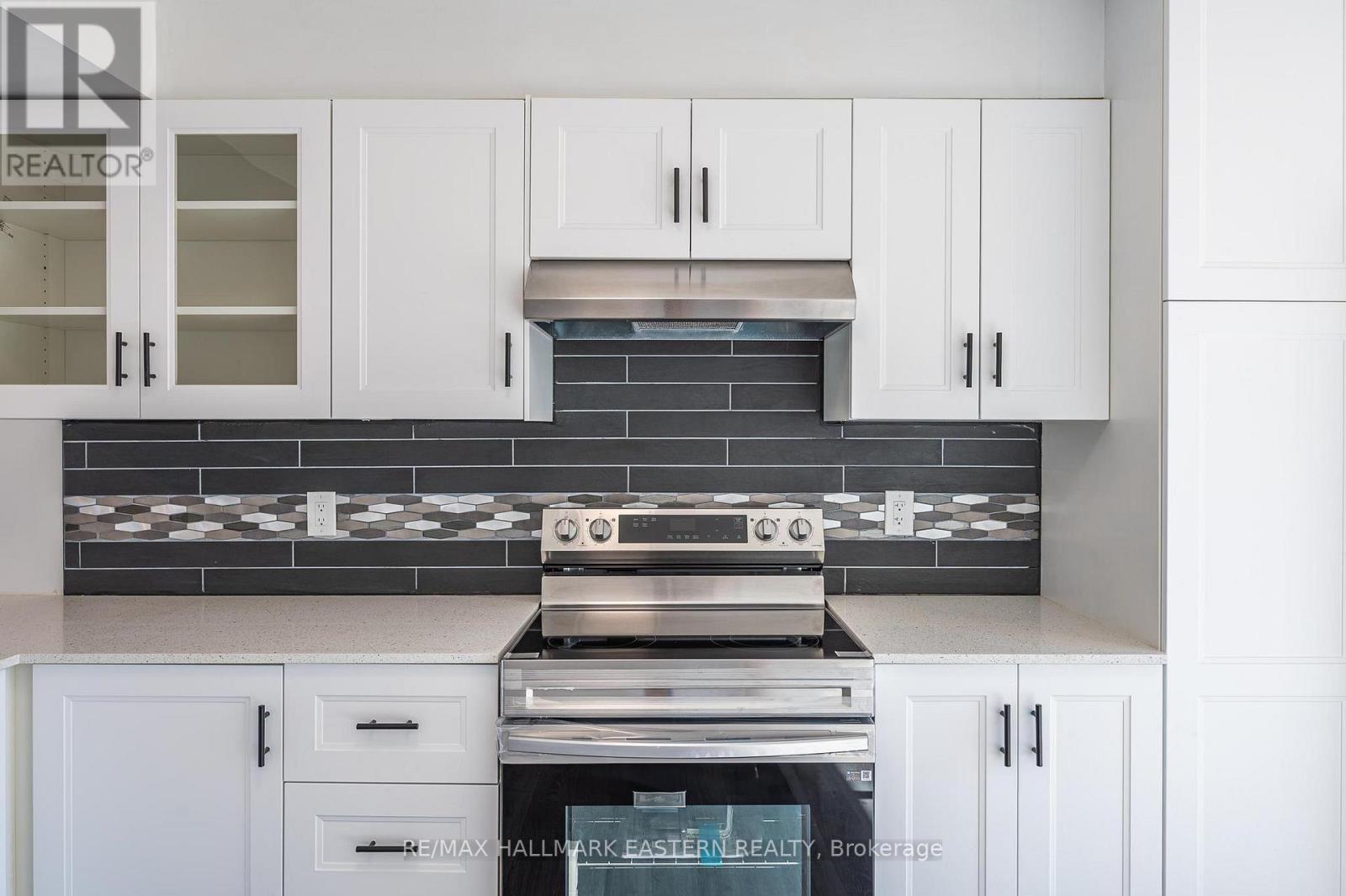 16 Ferguson Place, Peterborough North (North), Ontario  K9H 7M9 - Photo 4 - X12069870