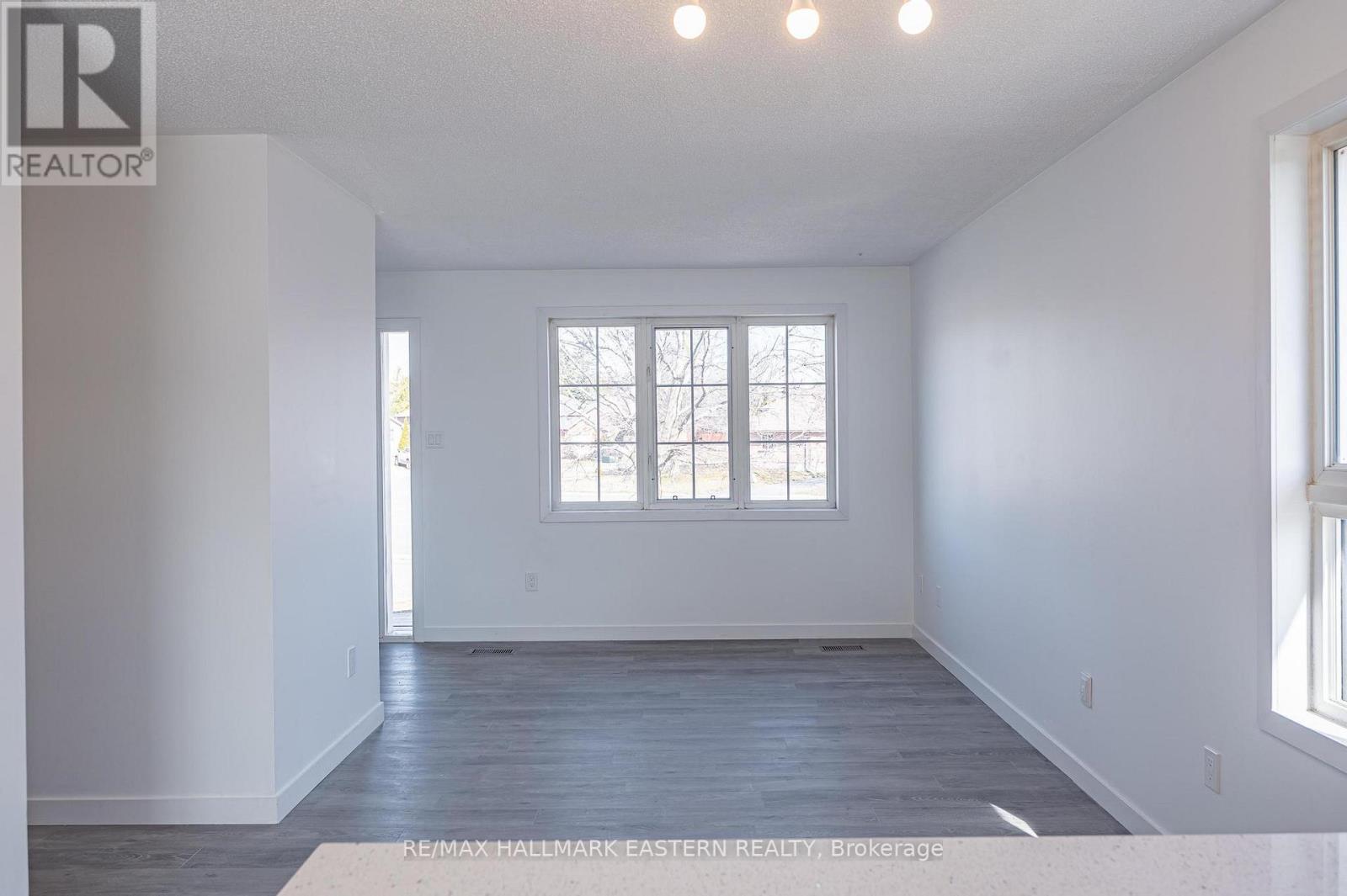16 Ferguson Place, Peterborough North (North), Ontario  K9H 7M9 - Photo 5 - X12069870