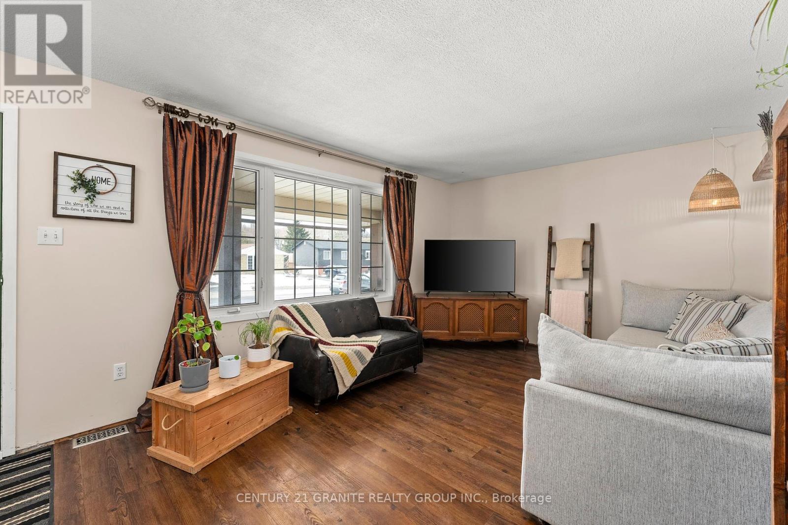 1767 Redwood Drive, Peterborough West (Central), Ontario  K9K 1L7 - Photo 3 - X12072370