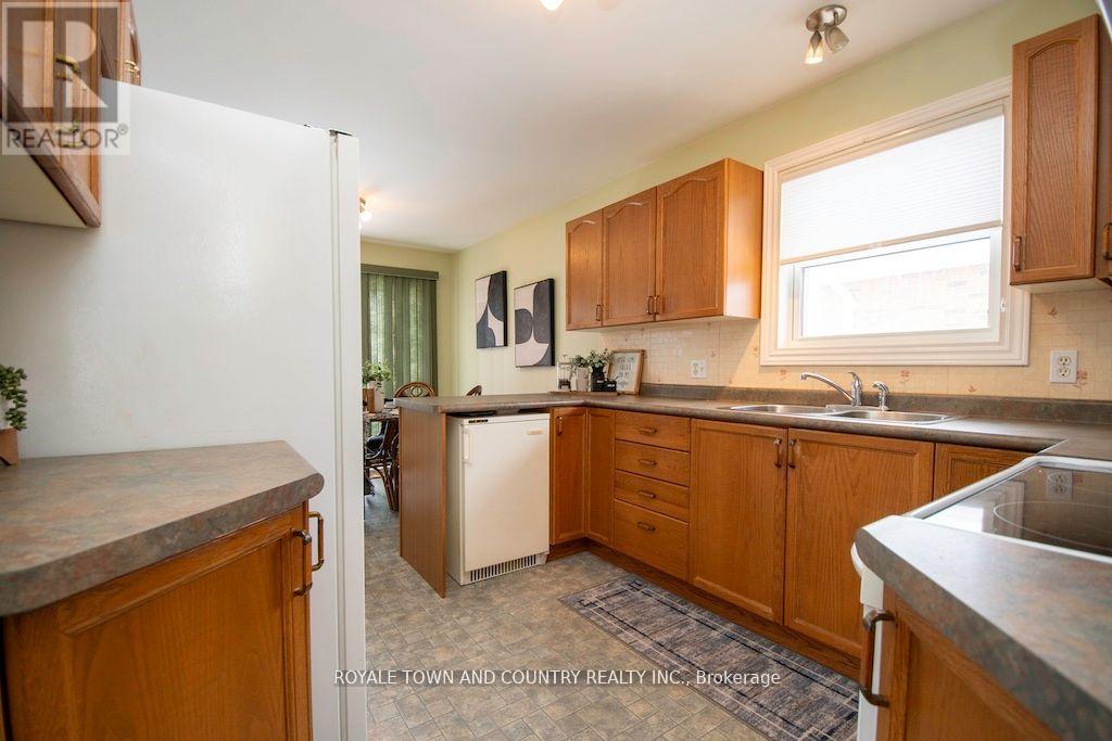 7 Midland Drive, Kawartha Lakes (Lindsay), Ontario  K9V 6B9 - Photo 14 - X12072890