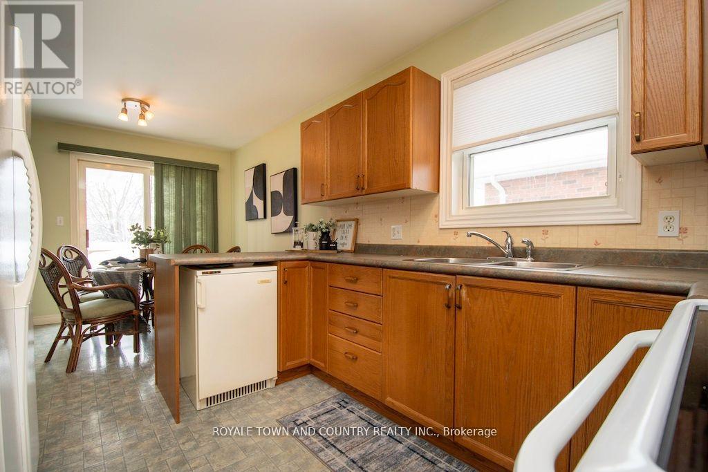 7 Midland Drive, Kawartha Lakes (Lindsay), Ontario  K9V 6B9 - Photo 15 - X12072890