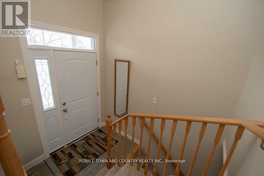 7 Midland Drive, Kawartha Lakes (Lindsay), Ontario  K9V 6B9 - Photo 2 - X12072890