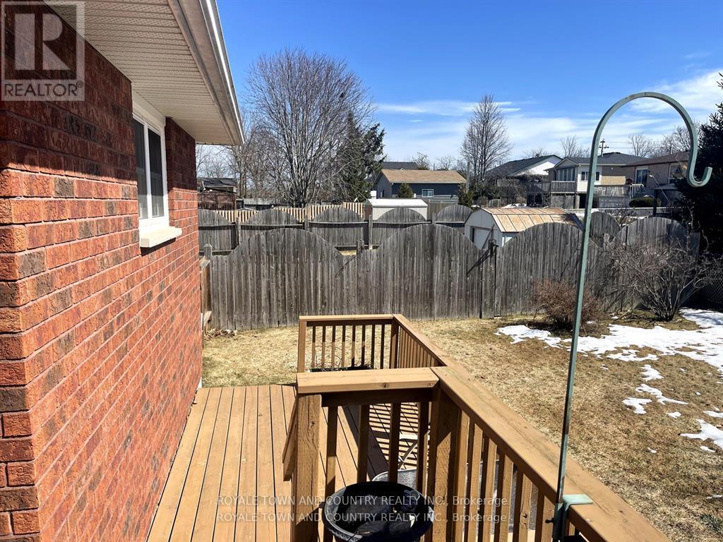 7 Midland Drive, Kawartha Lakes (Lindsay), Ontario  K9V 6B9 - Photo 25 - X12072890