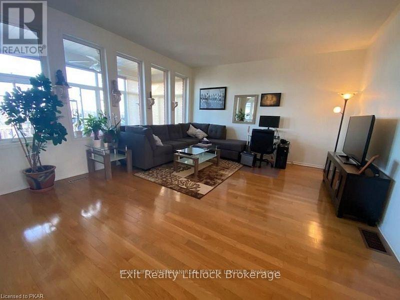 1055 Baker Street, Peterborough North (North), Ontario  K9H 7P8 - Photo 8 - X12073300