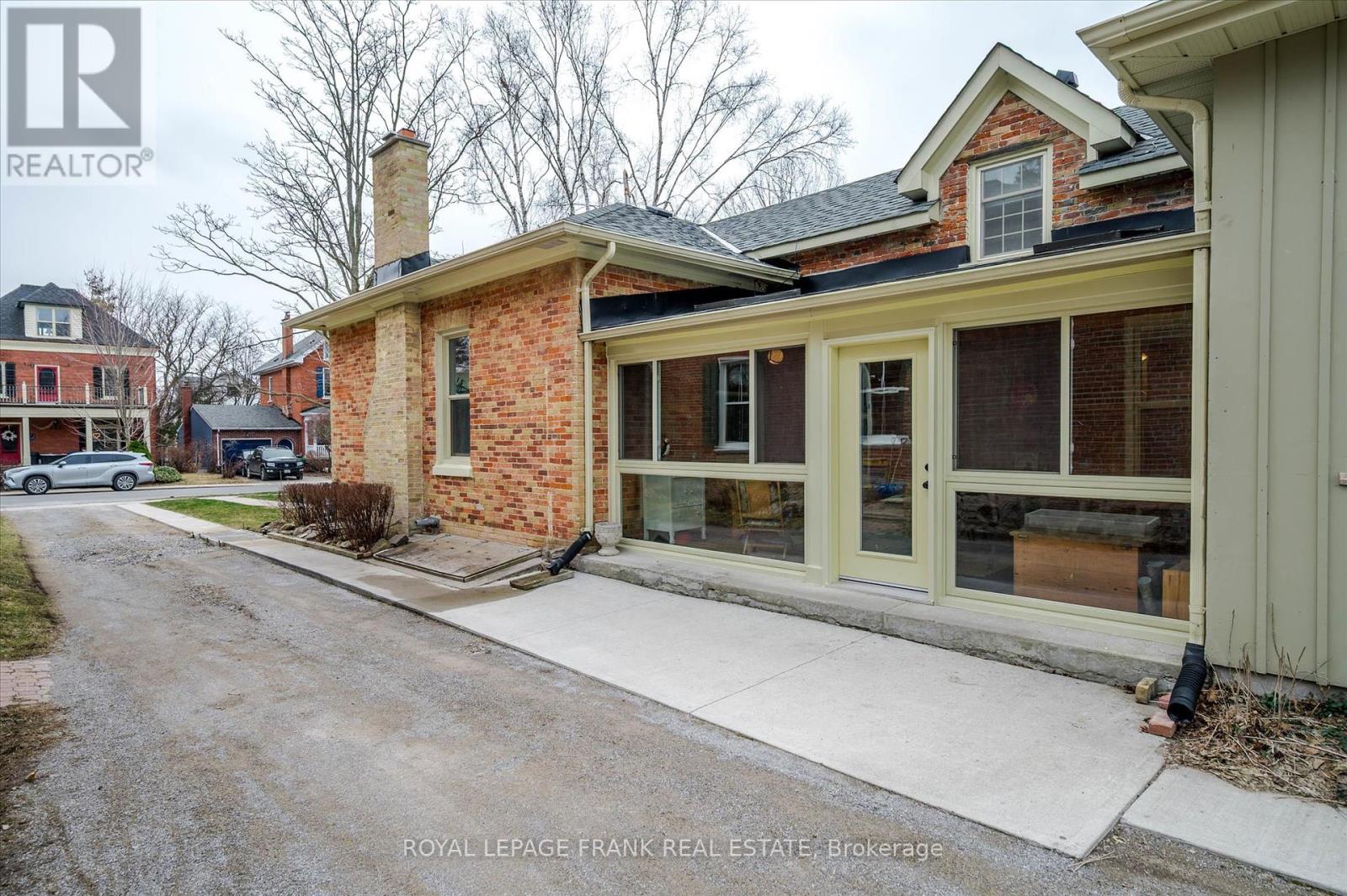 484 Gilmour Street, Peterborough Central (Old West End), Ontario  K9H 2J9 - Photo 17 - X12077163