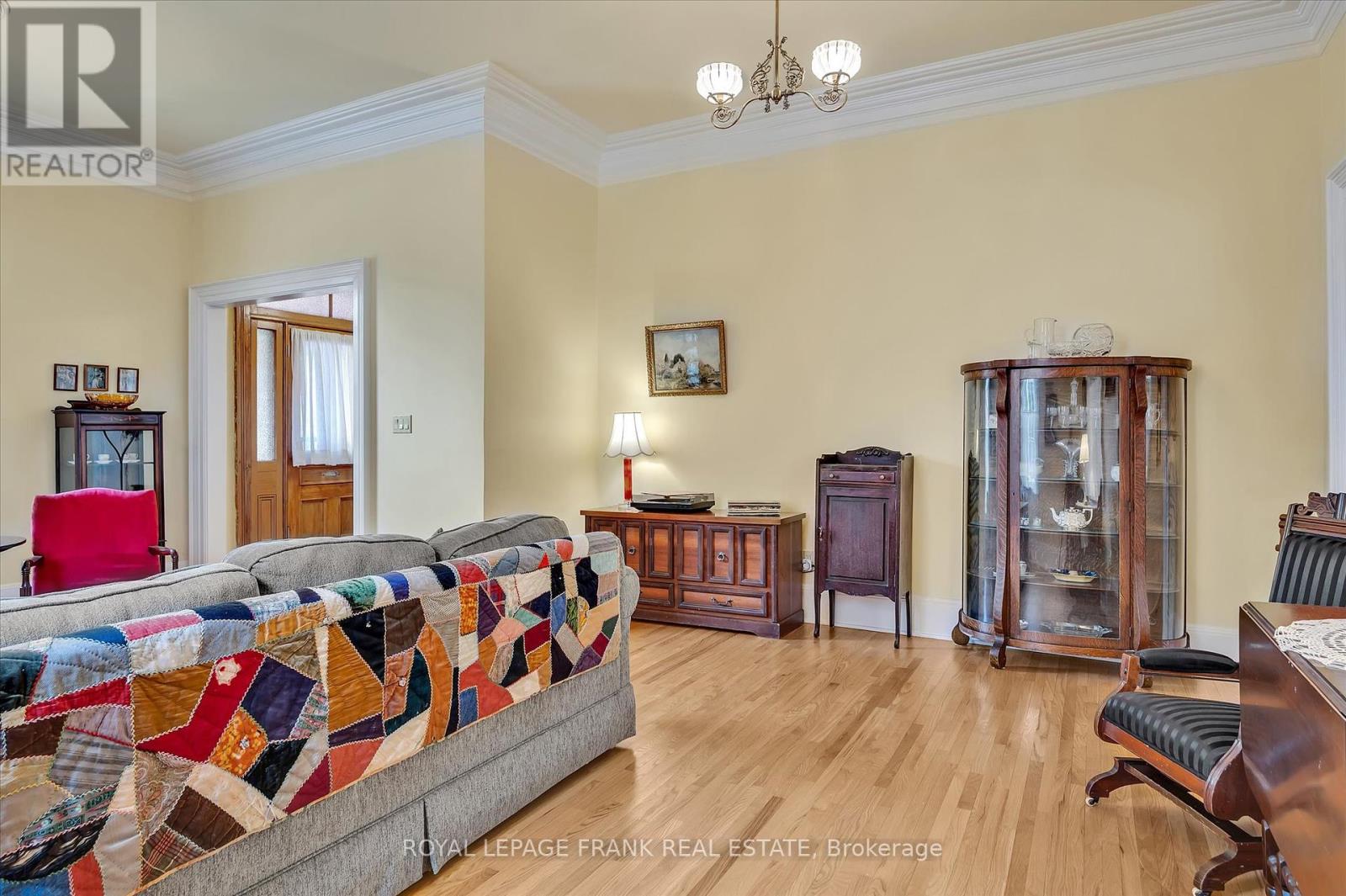 484 Gilmour Street, Peterborough Central (Old West End), Ontario  K9H 2J9 - Photo 9 - X12077163