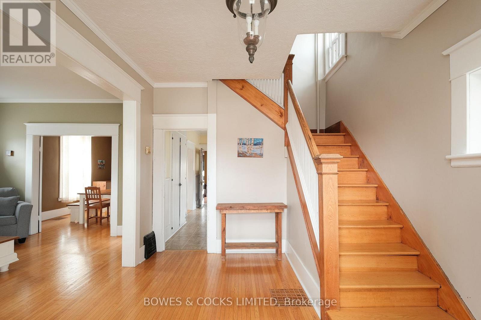 562 Cameron Street, Peterborough South (West), Ontario  K9J 3Z5 - Photo 2 - X12078445