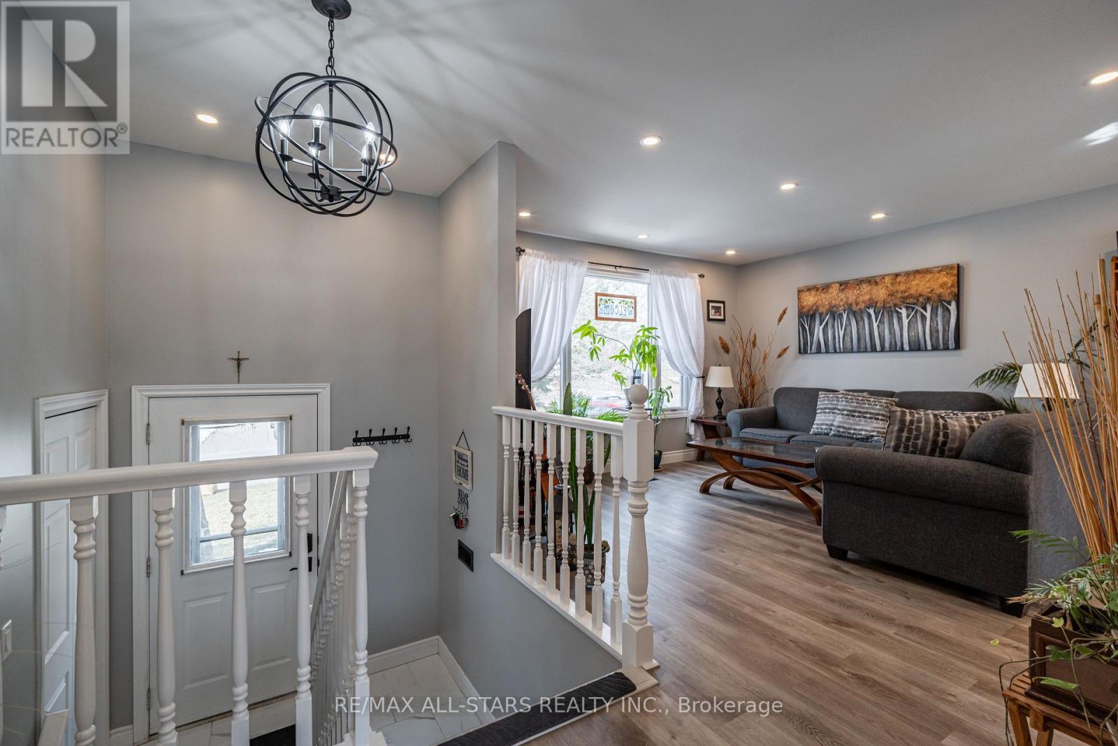 2431 Mountland Drive, Peterborough West (Central), Ontario  K9K 1V8 - Photo 3 - X12081750