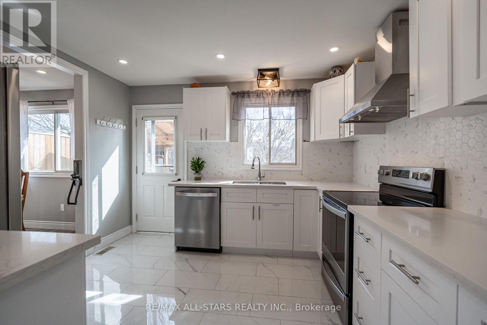 2431 Mountland Drive, Peterborough West (Central), Ontario  K9K 1V8 - Photo 7 - X12081750