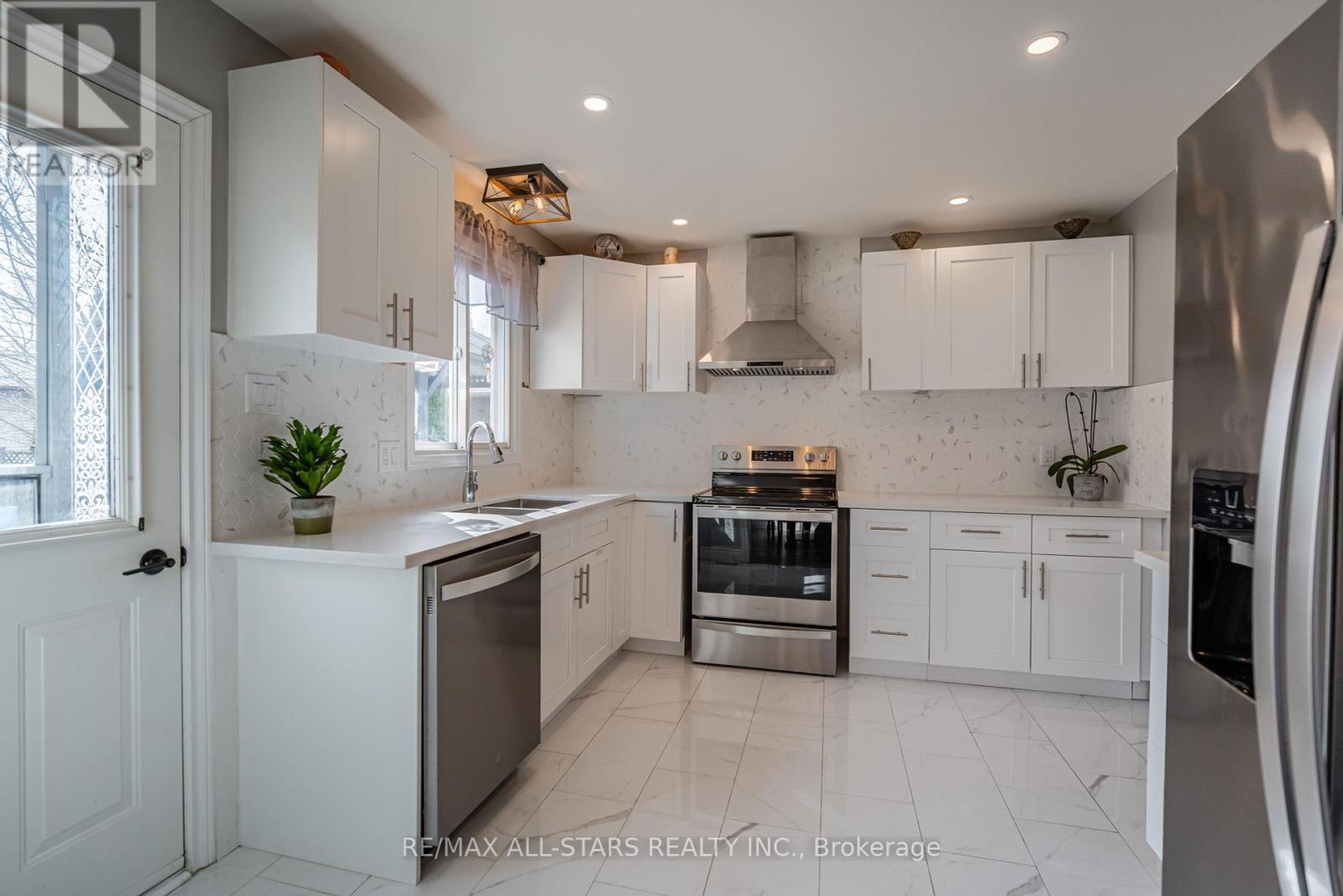 2431 Mountland Drive, Peterborough West (Central), Ontario  K9K 1V8 - Photo 8 - X12081750