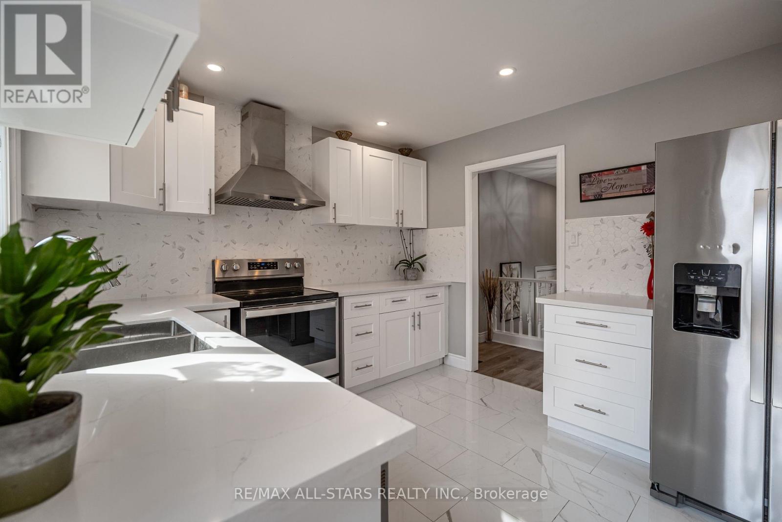2431 Mountland Drive, Peterborough West (Central), Ontario  K9K 1V8 - Photo 9 - X12081750