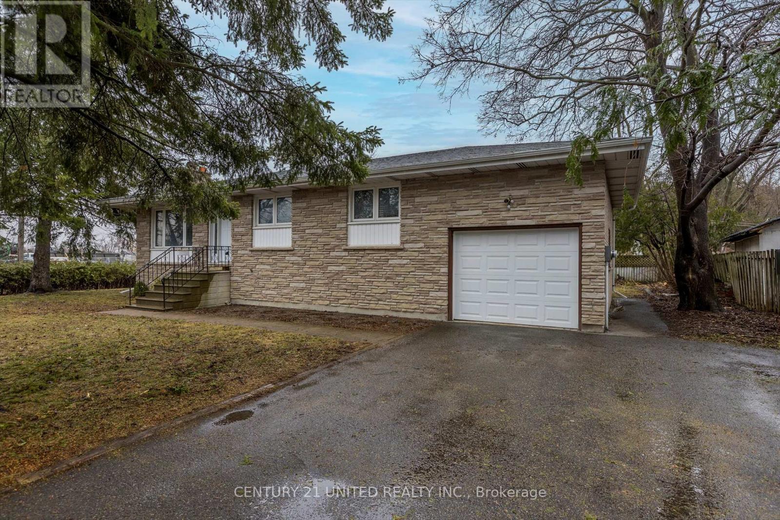 686 Corrigan Crescent, Peterborough South (East), Ontario  K9J 7N8 - Photo 2 - X12082957