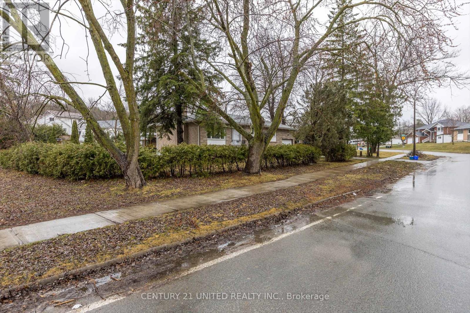 686 Corrigan Crescent, Peterborough South (East), Ontario  K9J 7N8 - Photo 4 - X12082957