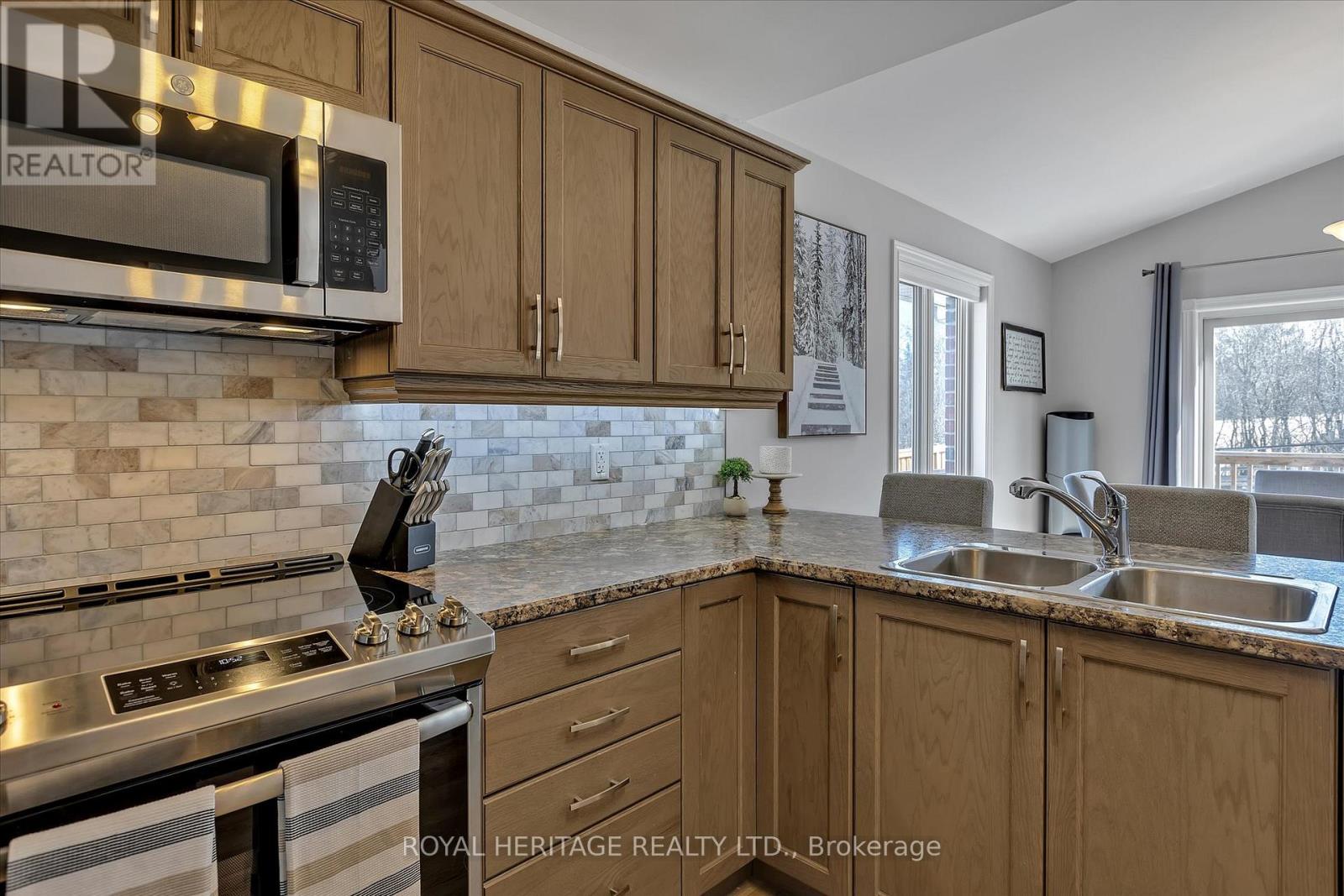 562 Joslin Street, Peterborough North (North), Ontario  K9J 0J1 - Photo 11 - X12083417
