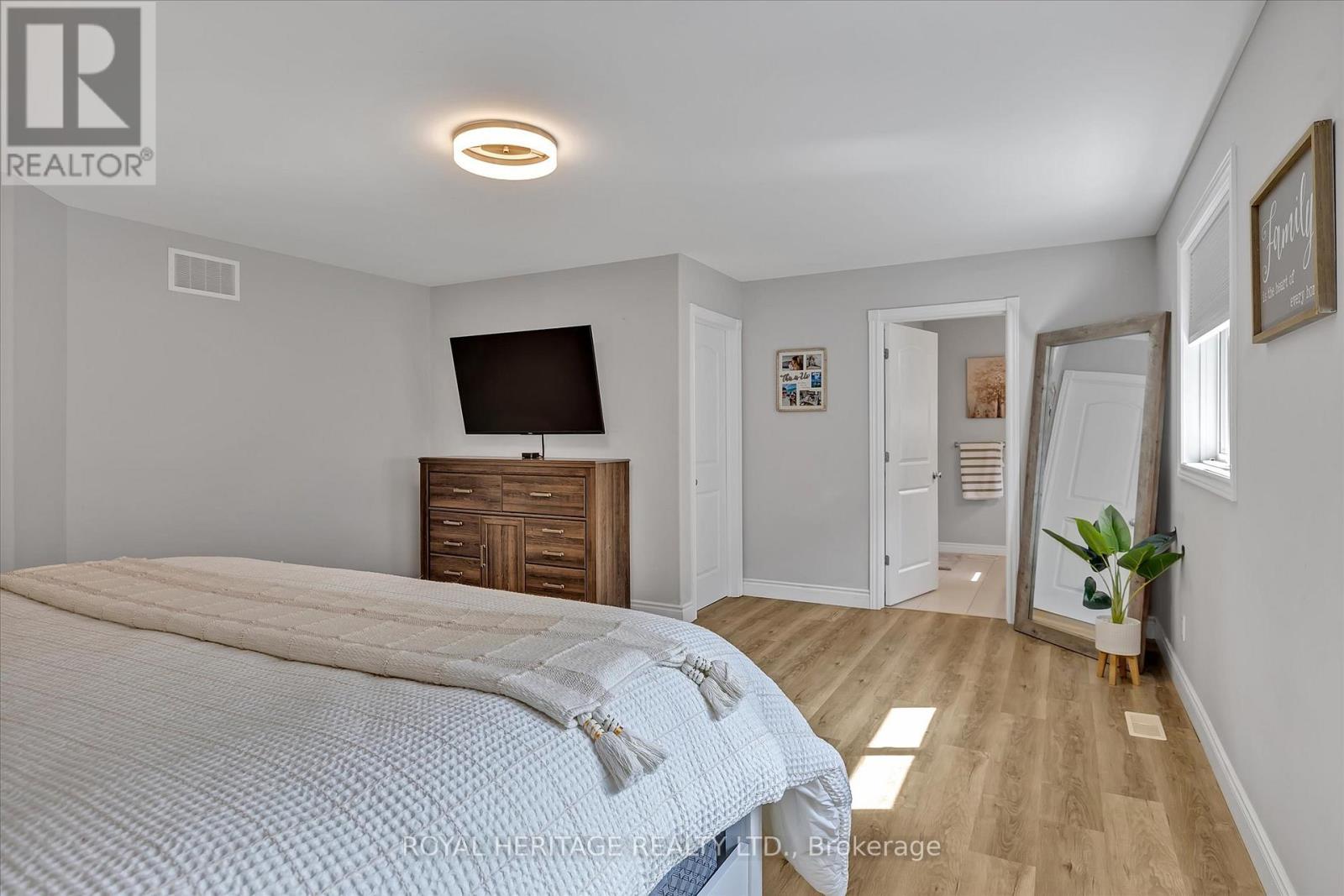 562 Joslin Street, Peterborough North (North), Ontario  K9J 0J1 - Photo 20 - X12083417